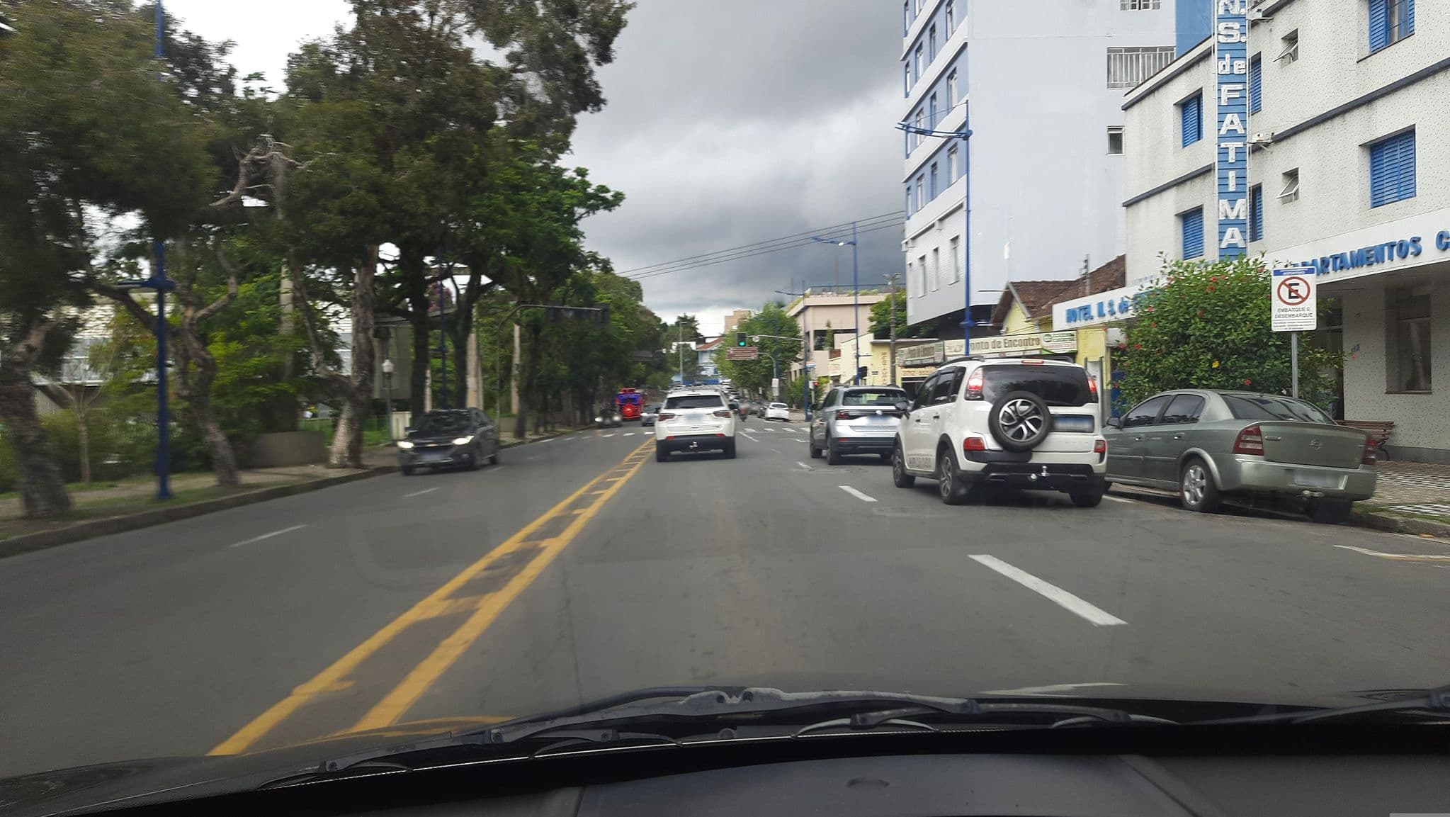 Street view near Hotel Nossa Senhora de Fátima, Poços de Caldas — © alemenezes (CC BY-SA · Mapillary)