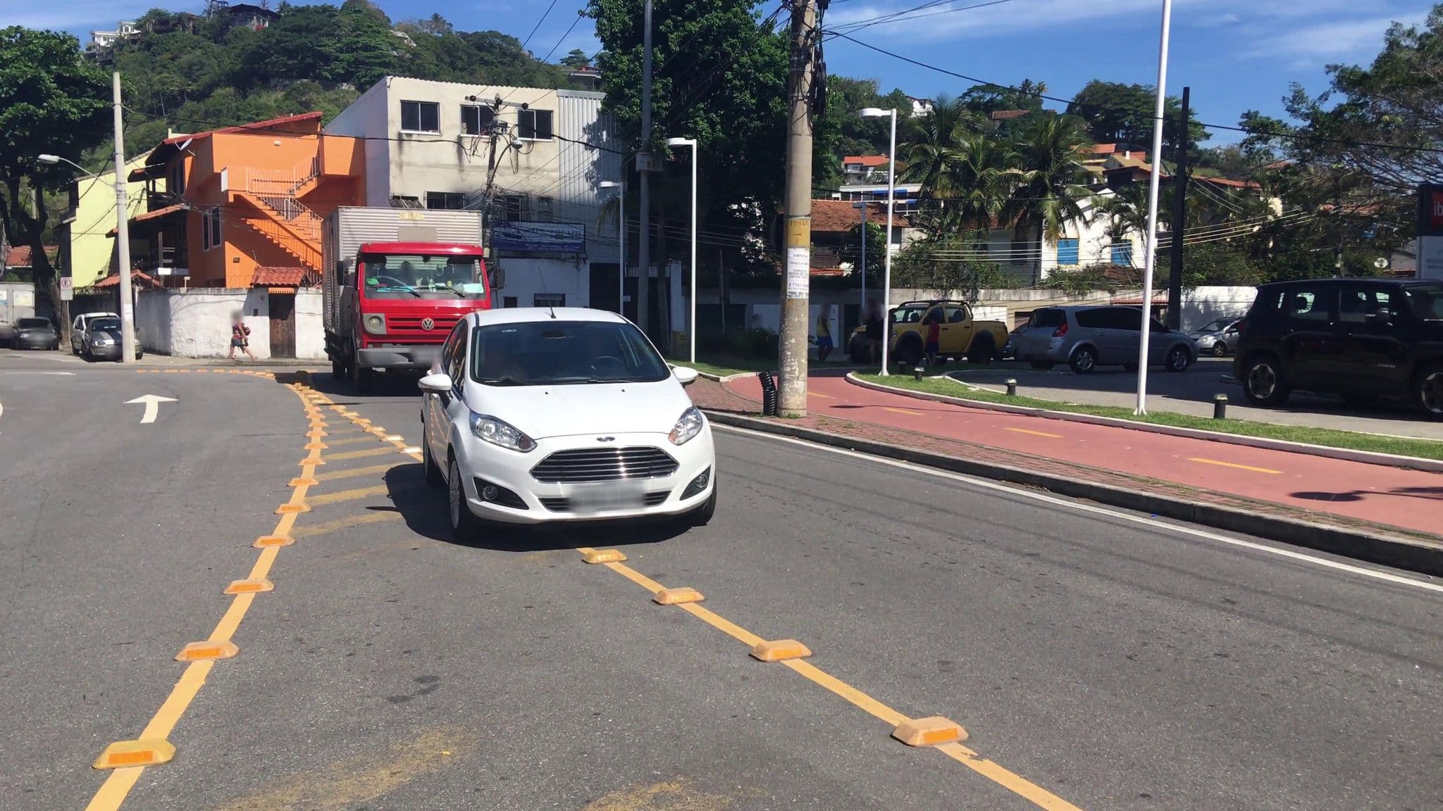 Street view near Mercure Rio de Janeiro Barra da Tijuca, São Conrado — © nighto (CC BY-SA · Mapillary)