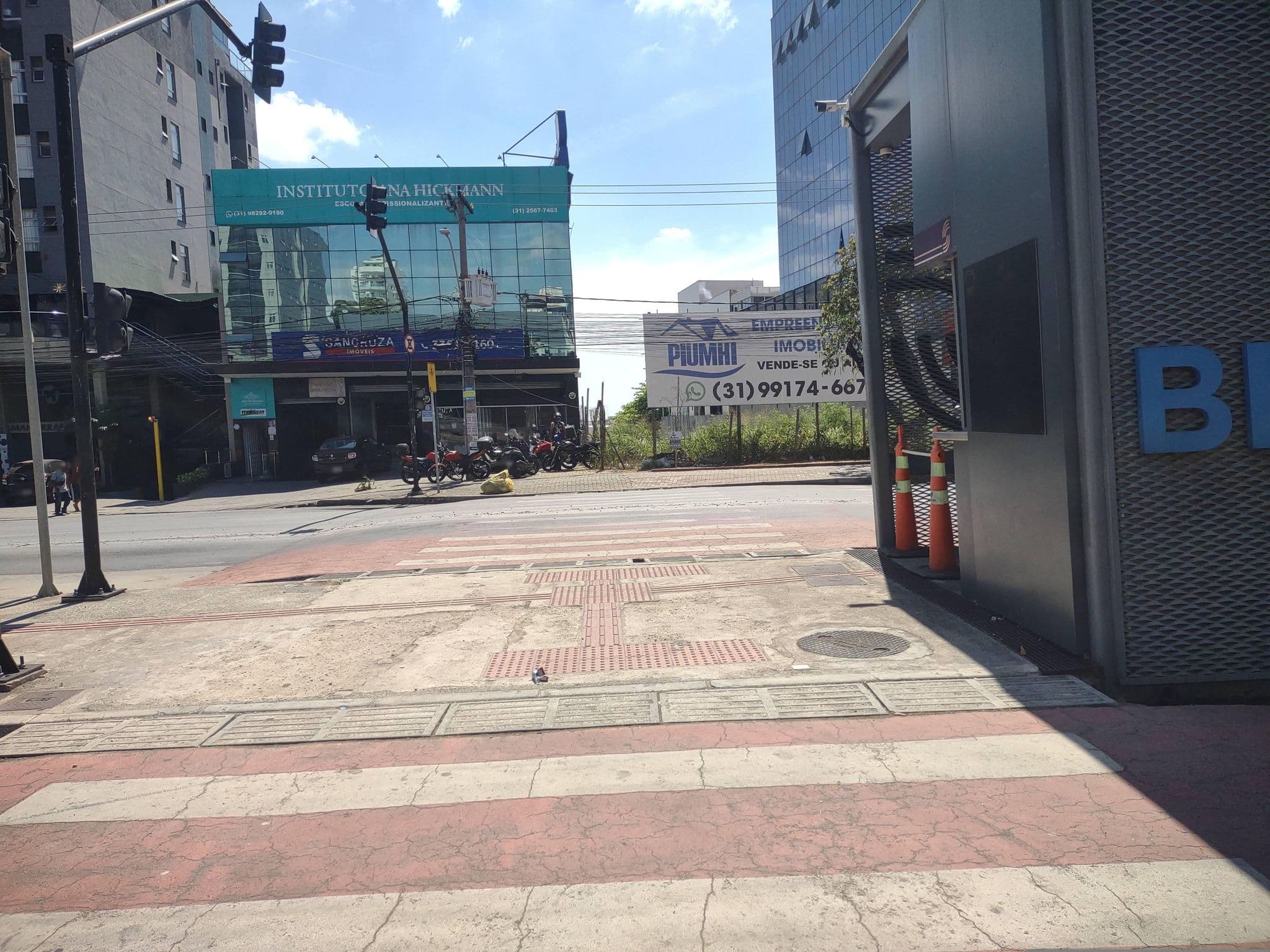Street view near Manferrari Hotel, Contagem — © hotavyo (CC BY-SA · Mapillary)
