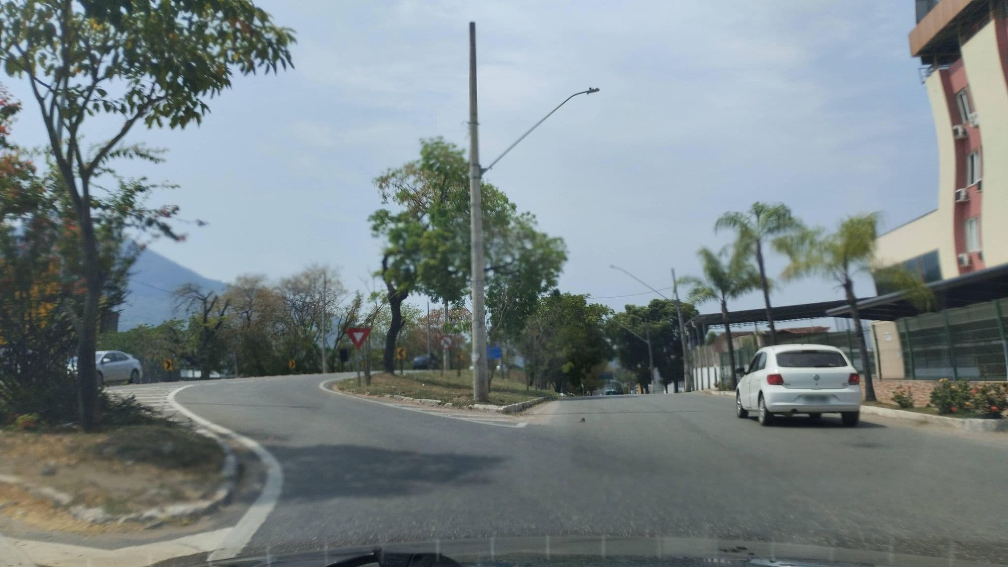 Street view near Hotel Mirante, Governador Valadares — © Kaart_Local (CC BY-SA · Mapillary)