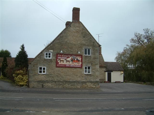 The Coach & Horses Inn (via Wikimedia Commons, CC BY-SA 2.0)