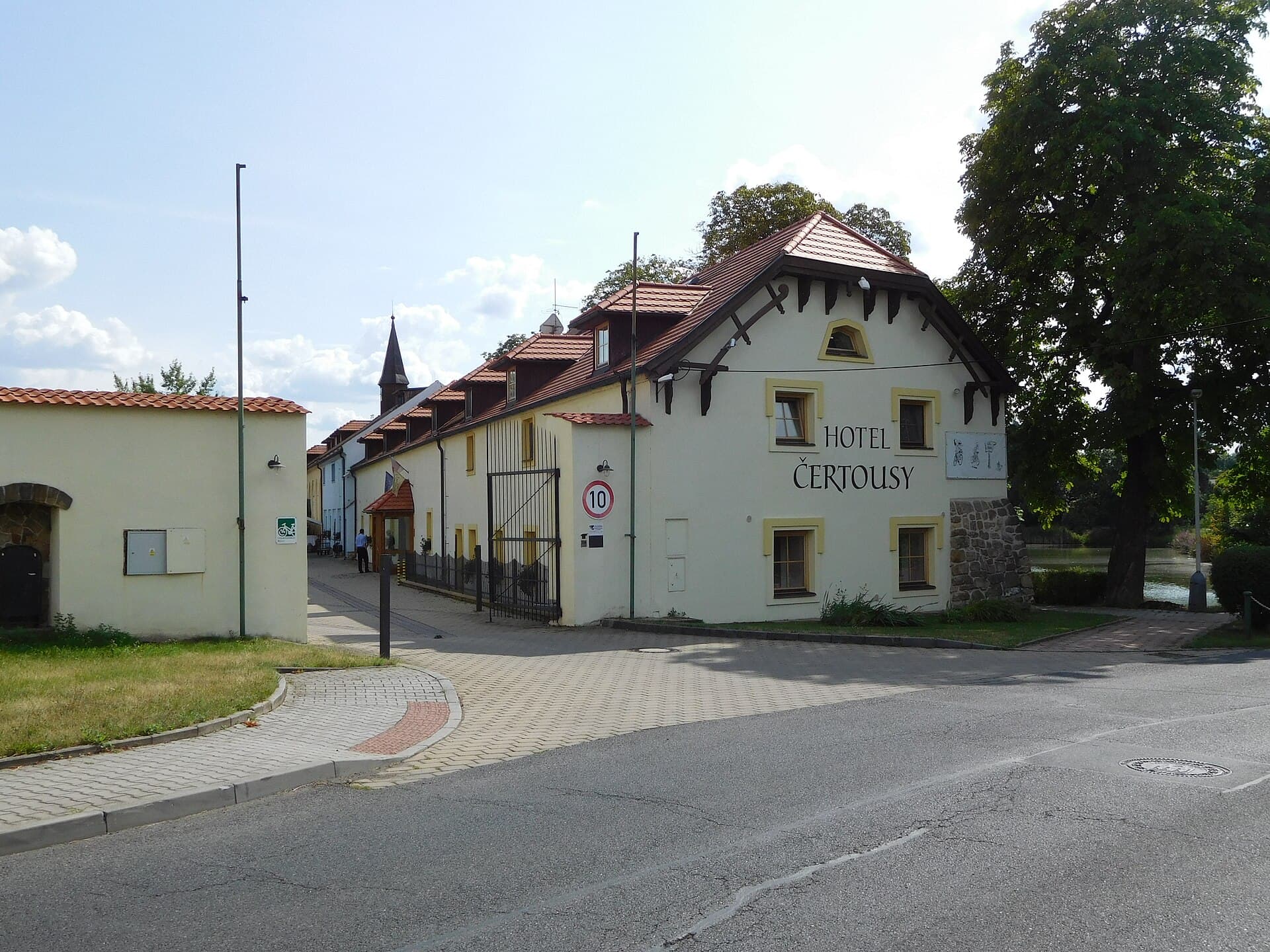 Hotel Čertousy (via Wikimedia Commons, CC BY-SA 3.0)