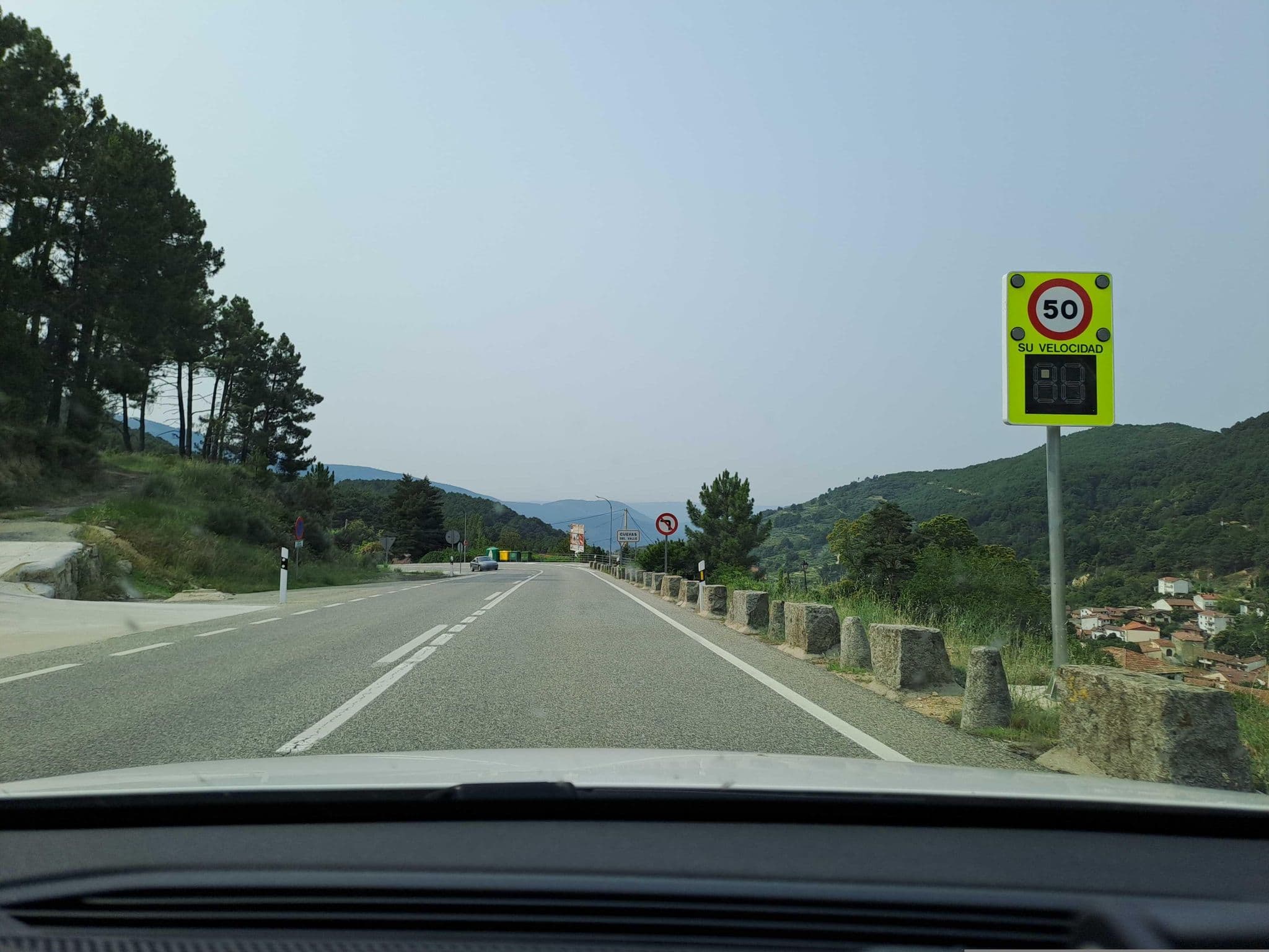 Street view near El Rinconcito De Gredos Hotel Cuevas del Valle, Mombeltrán — © normanm (CC BY-SA · Mapillary)