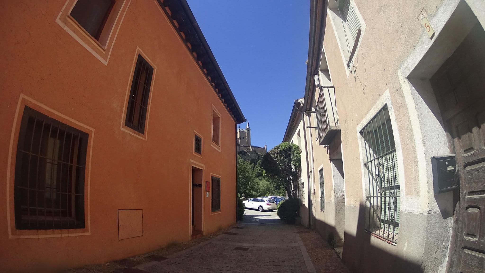 Street view near Casavillena Apartamentos Turísticos, Segovia — © robertogeb (CC BY-SA · Mapillary)