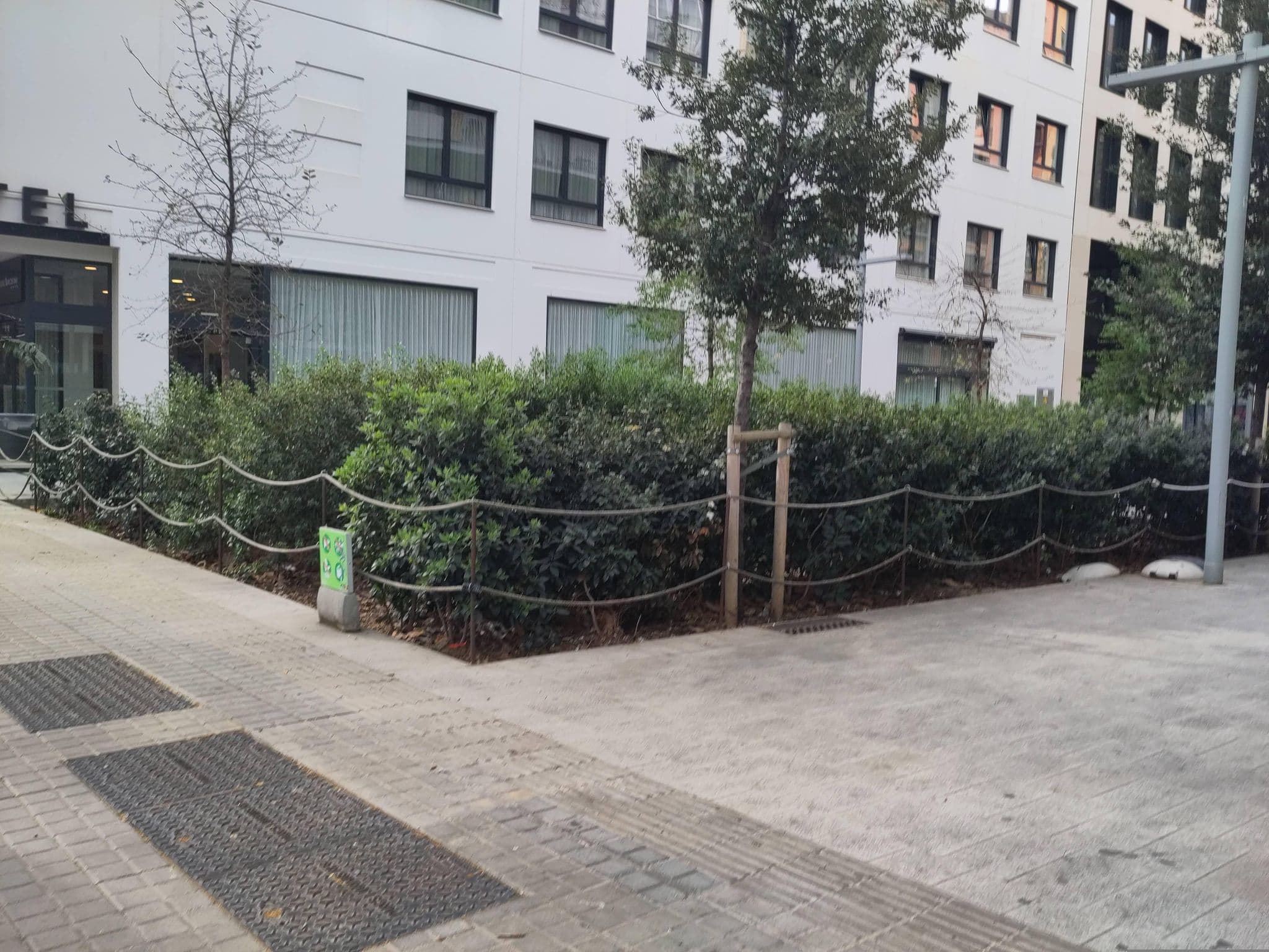 Street view near Golden Tulip Rooftop Pool, el Parc i la Llacuna del Poblenou — © marcuscalabresus (CC BY-SA · Mapillary)