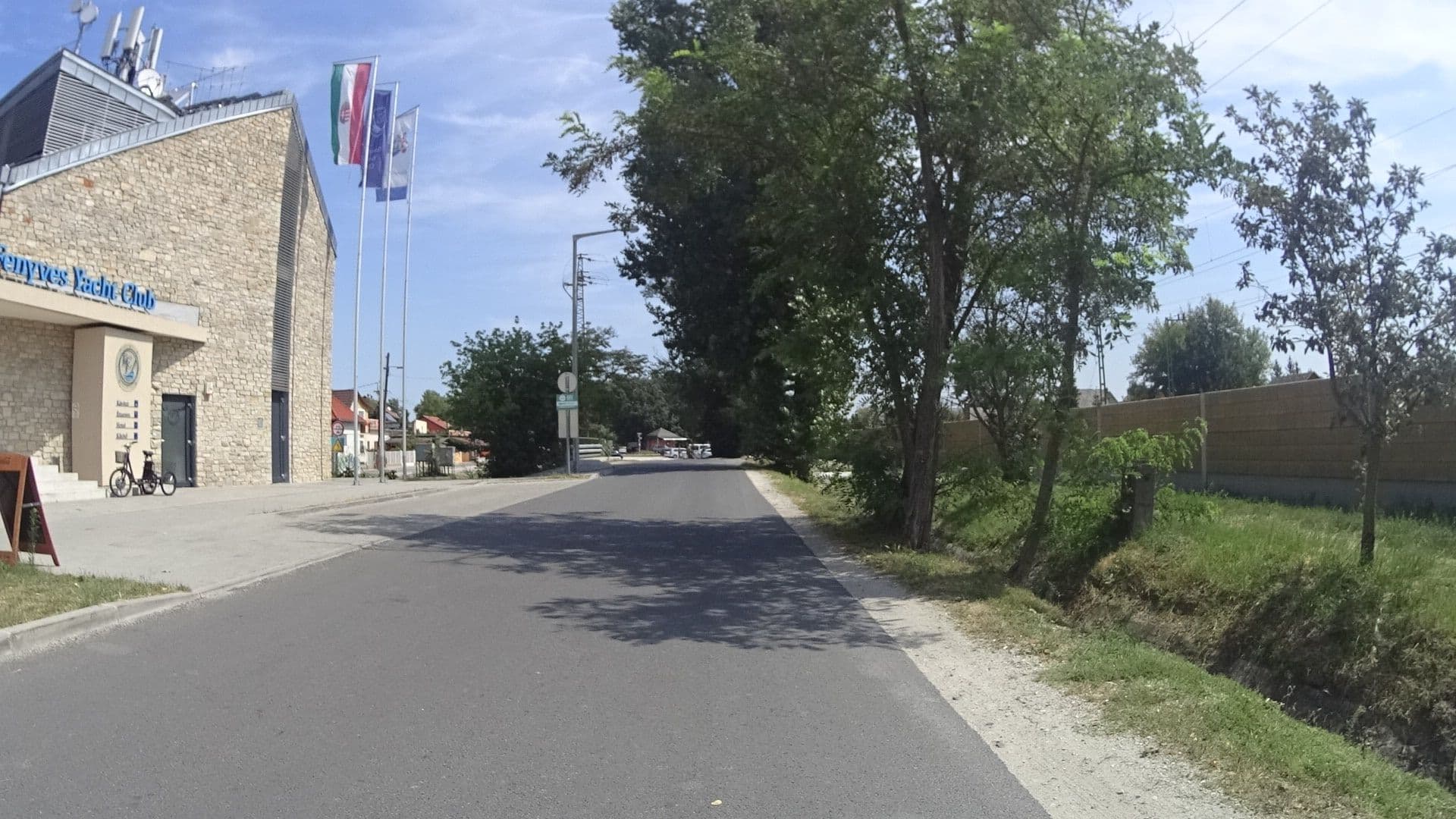 Street view near Fenyves Yacht Club Hotel, Balatonfenyves — © ramap (CC BY-SA · Mapillary)