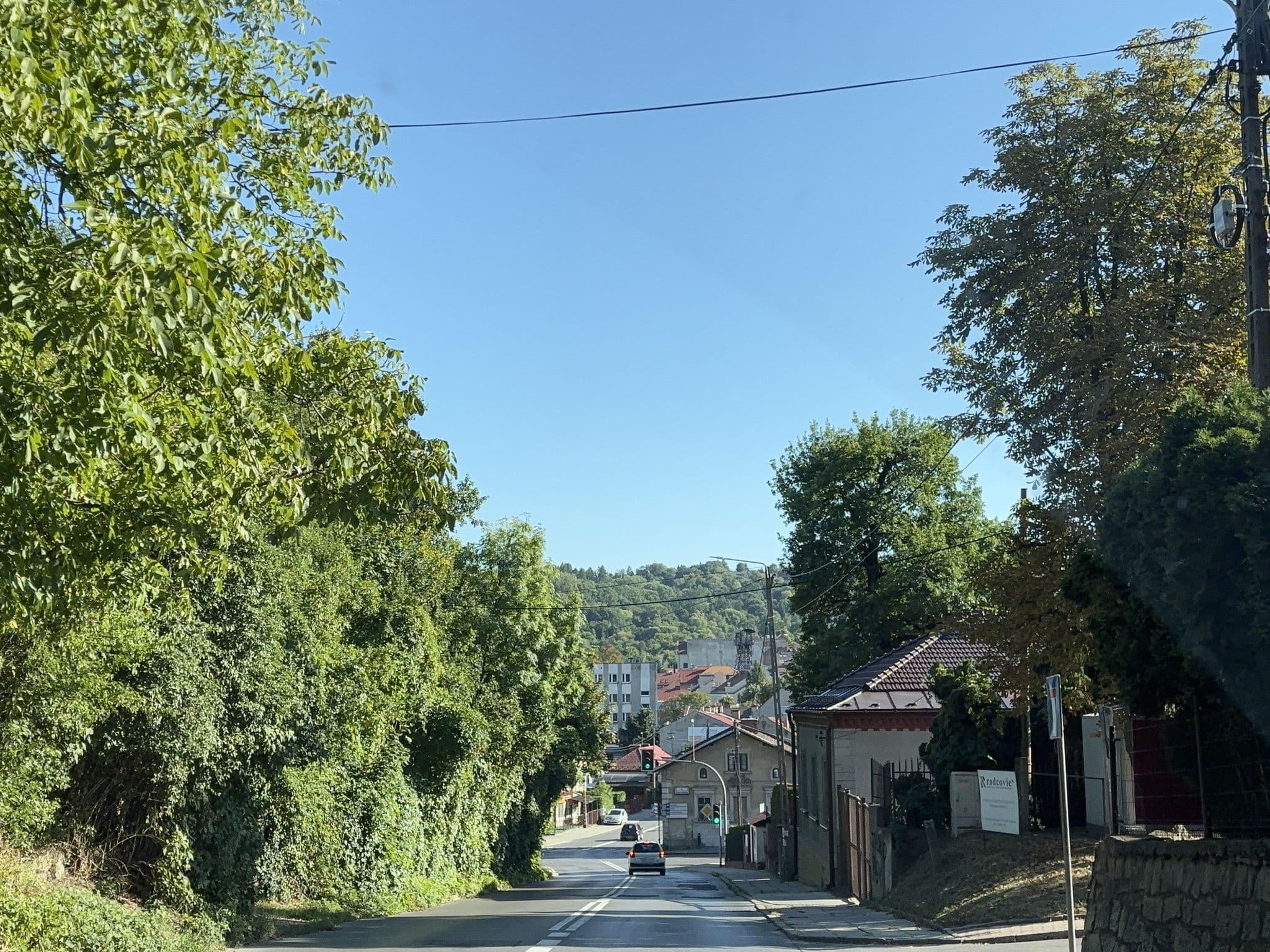 Street view near Ośrodek Usług Hotelarskich Kinga, Wieliczka — © dedronek (CC BY-SA · Mapillary)