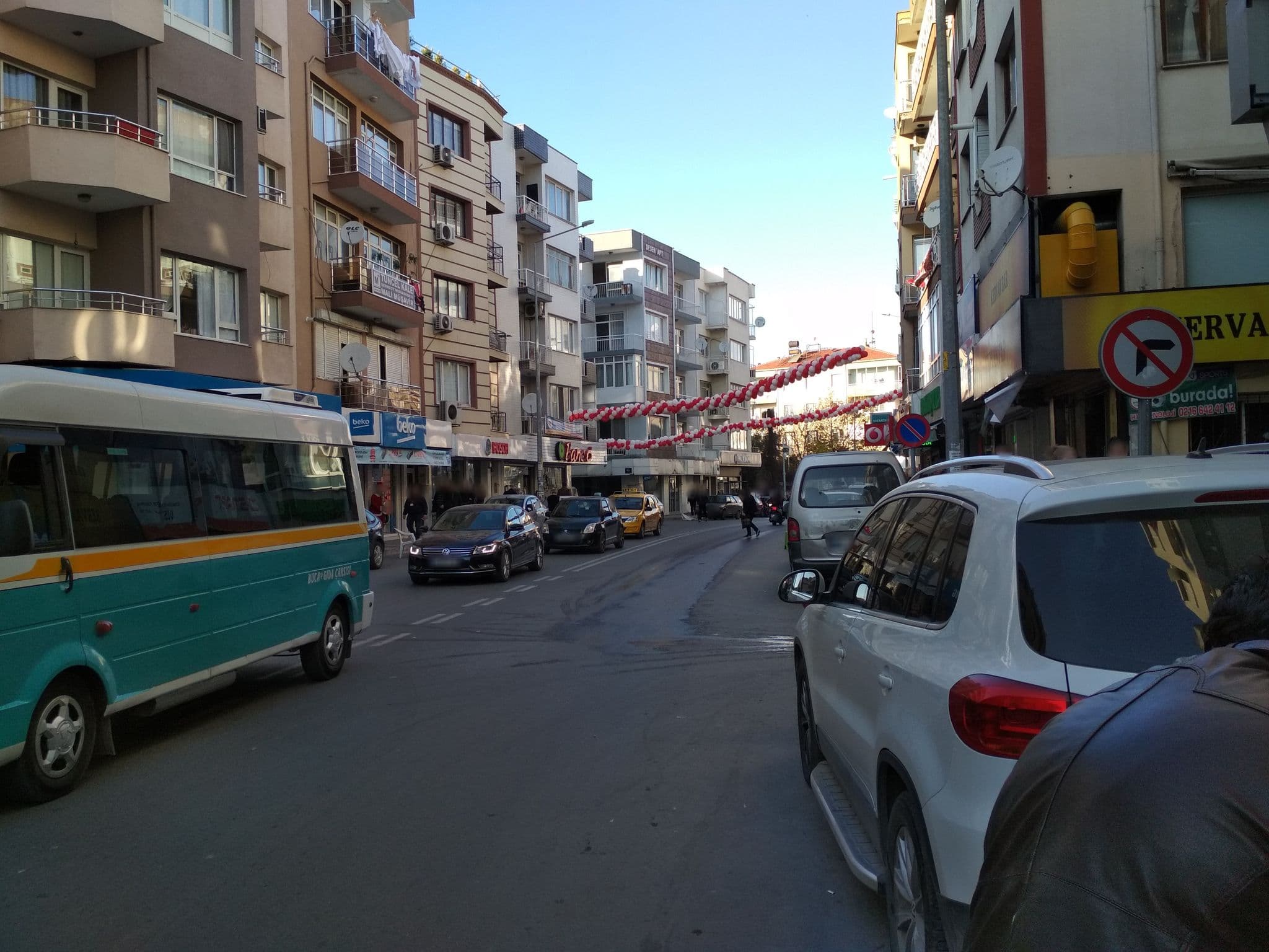 Street view near Turgut Apt., Karabağlar — © burdiuzha (CC BY-SA · Mapillary)