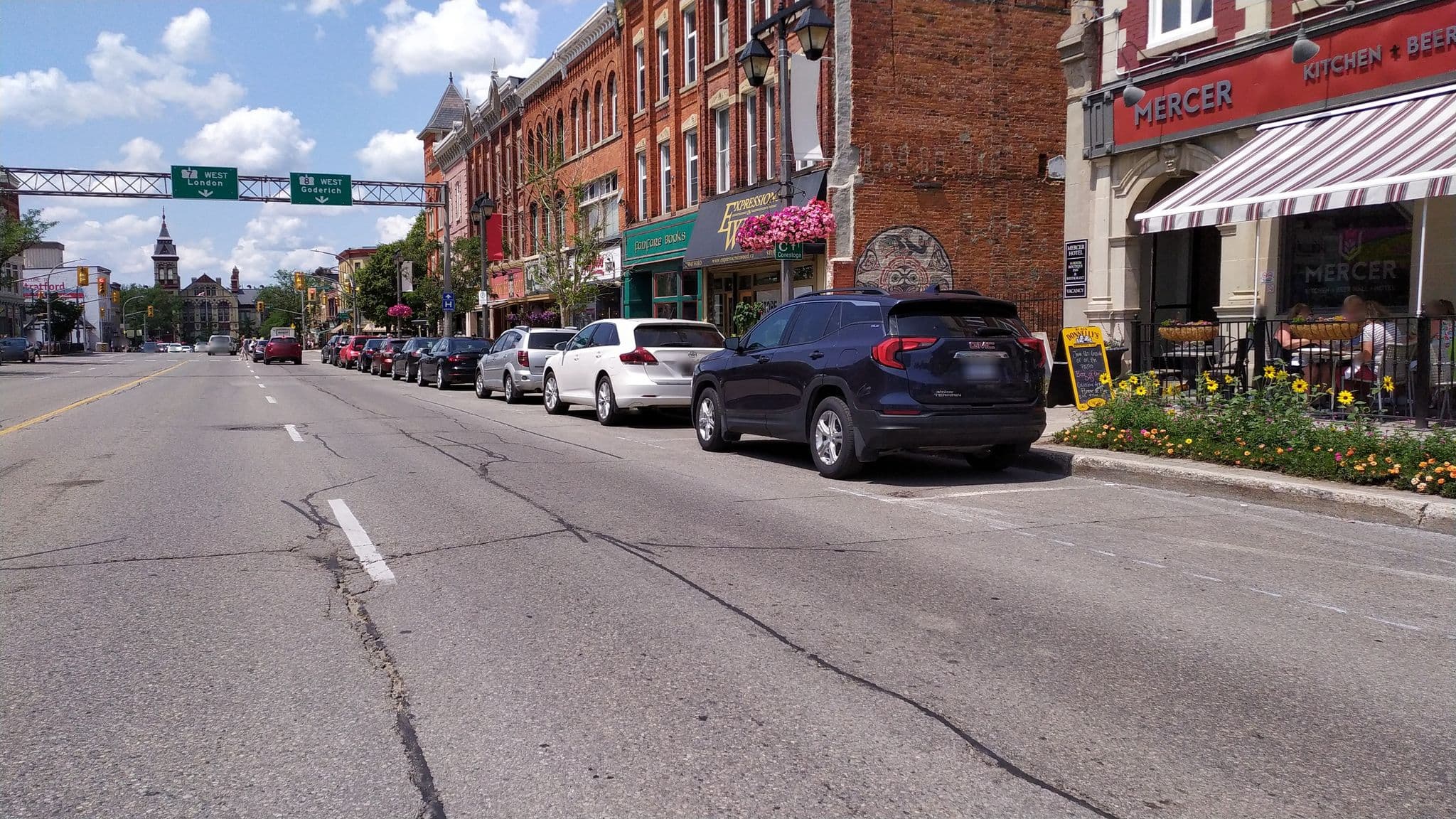 Street view near Mercer Hall Inn, Stratford — © sun00 (CC BY-SA · Mapillary)