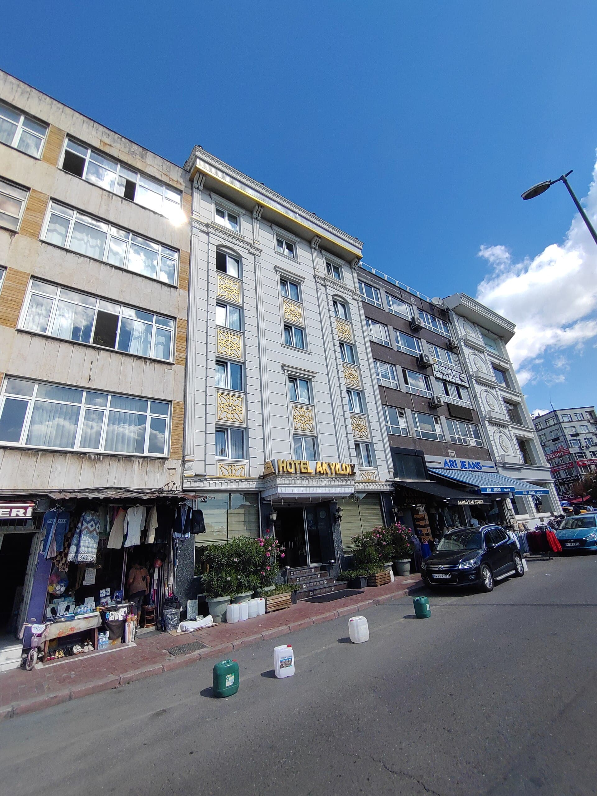 Hotel Akyildiz (via Wikimedia Commons, CC BY-SA 3.0)