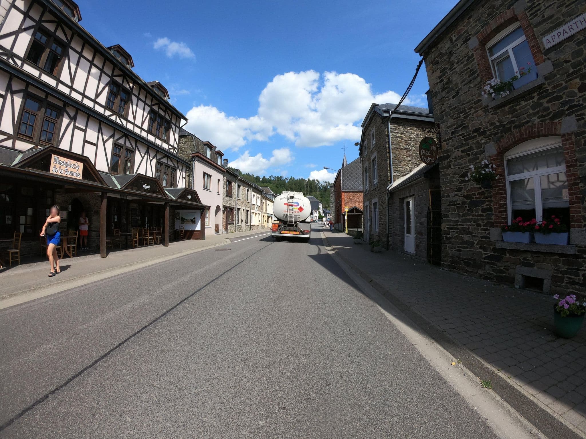 Street view near Au Pied De Vigne, Bièvre — © joostjakob (CC BY-SA · Mapillary)