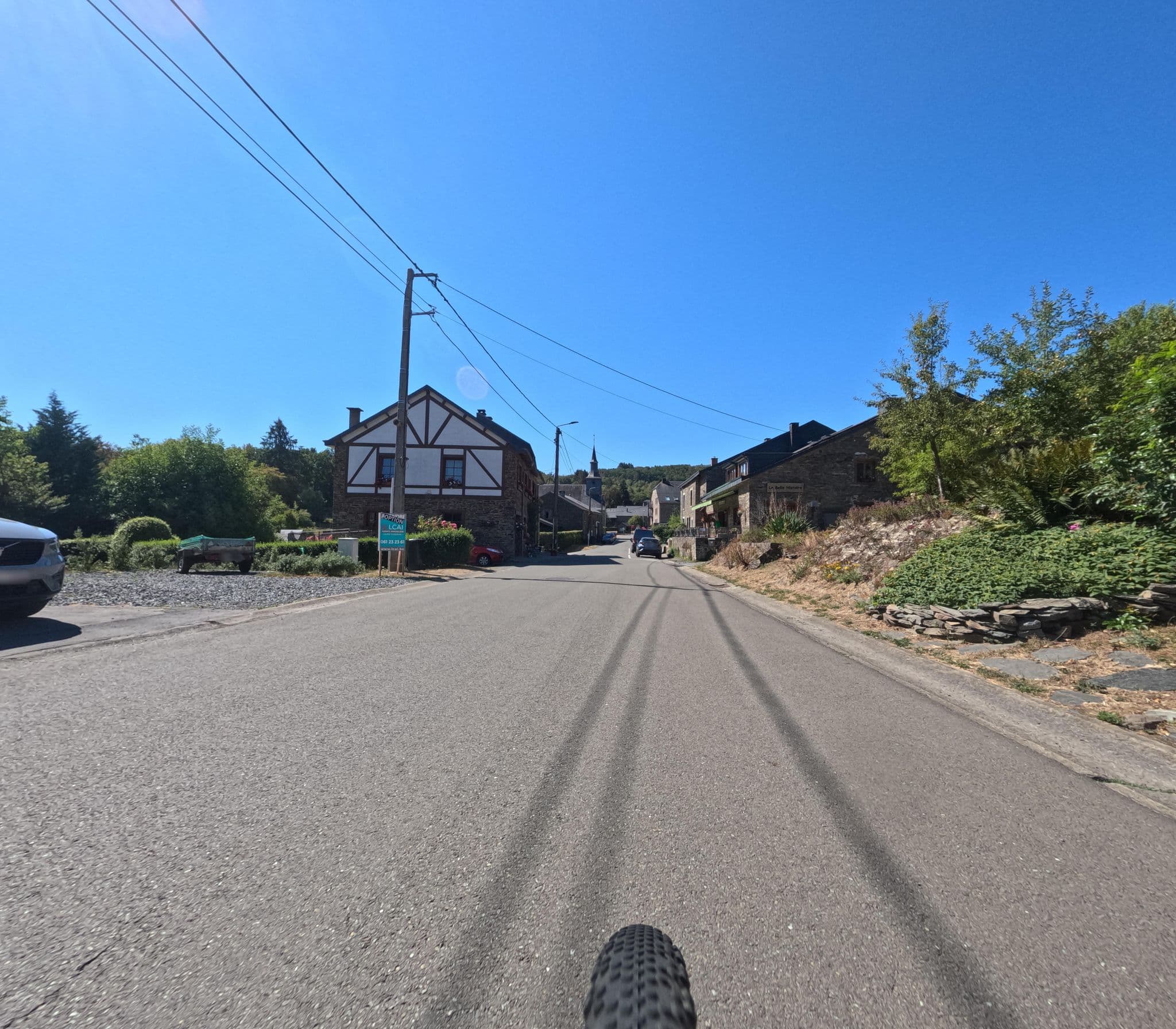 Street view near Le Lognard, Bièvre — © Stijnbrengtdewereldinbeeld (CC BY-SA · Mapillary)