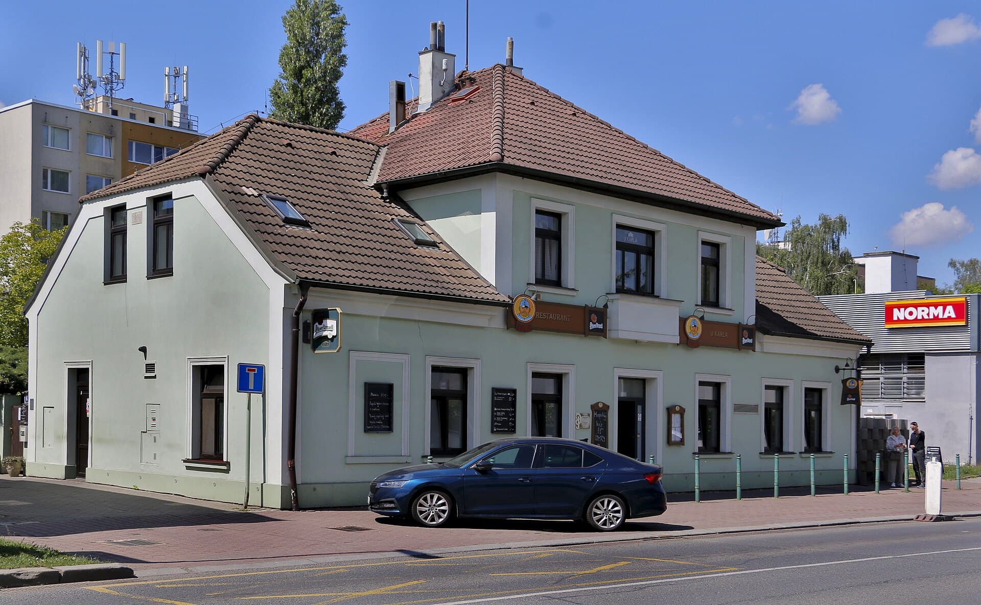 Hotel U Karla (via Wikimedia Commons, CC BY-SA 4.0)