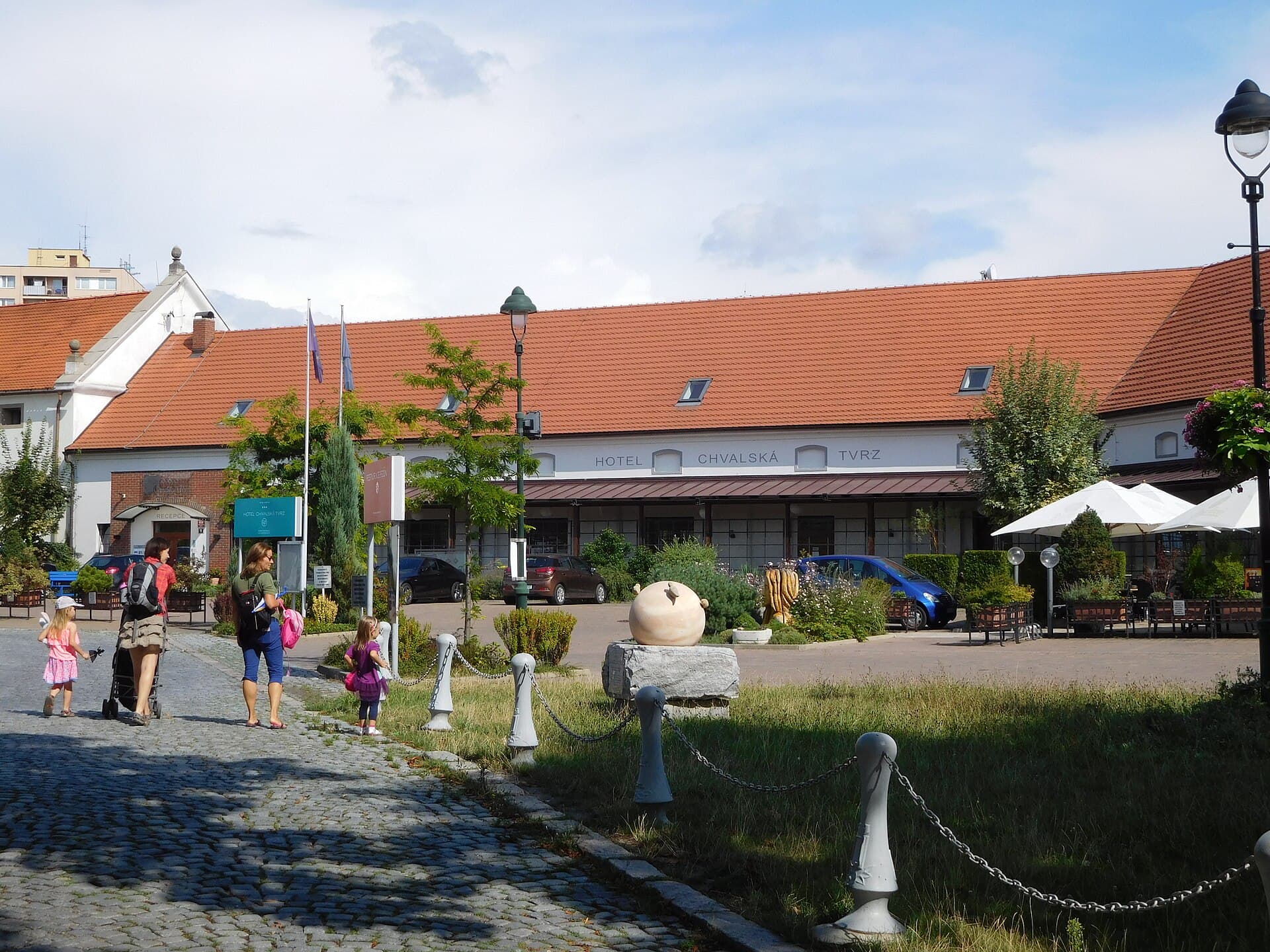 Chvalská Tvrz (via Wikimedia Commons, CC BY-SA 3.0)
