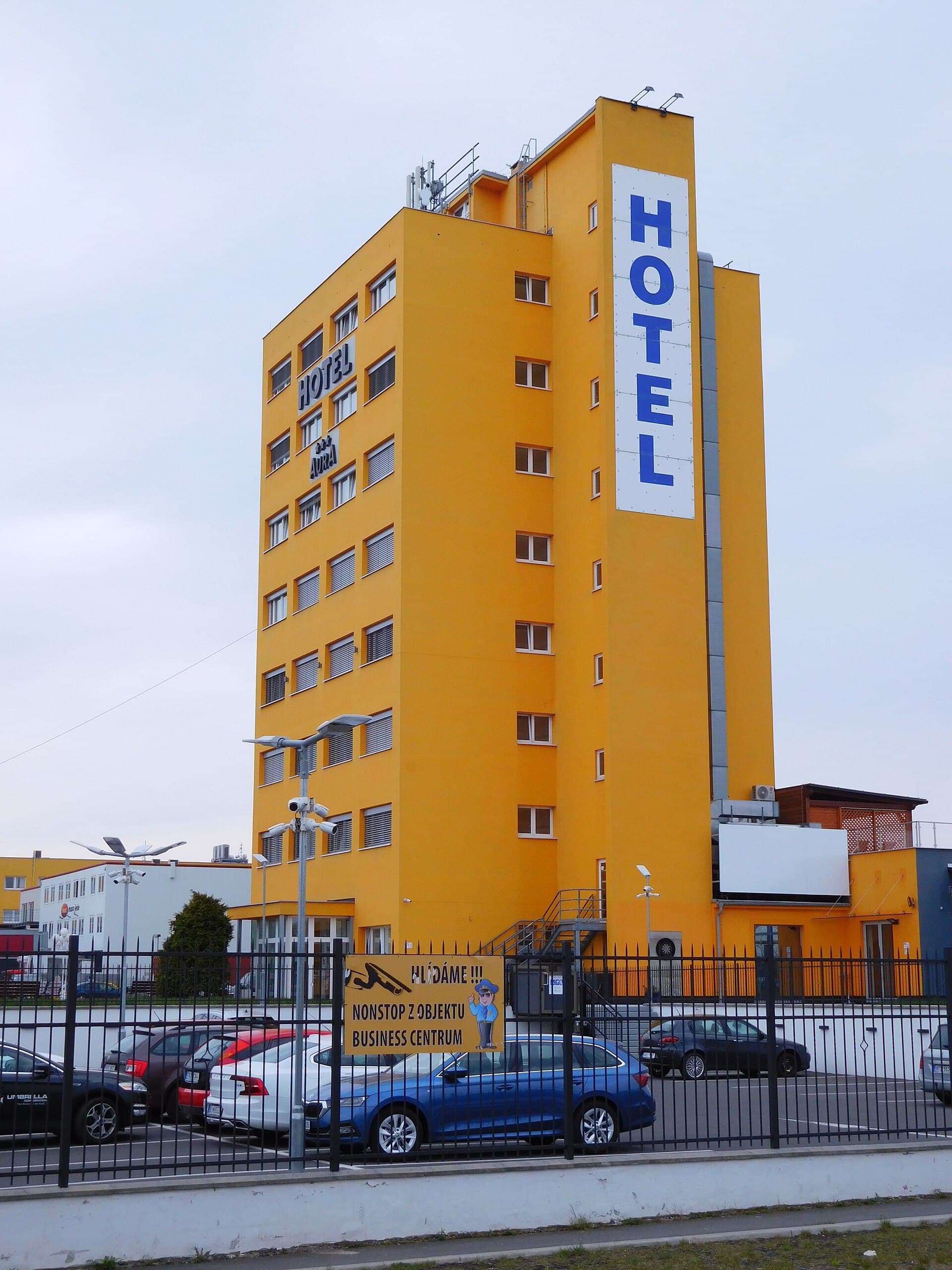 Hotel Aura (via Wikimedia Commons, CC BY-SA 3.0)