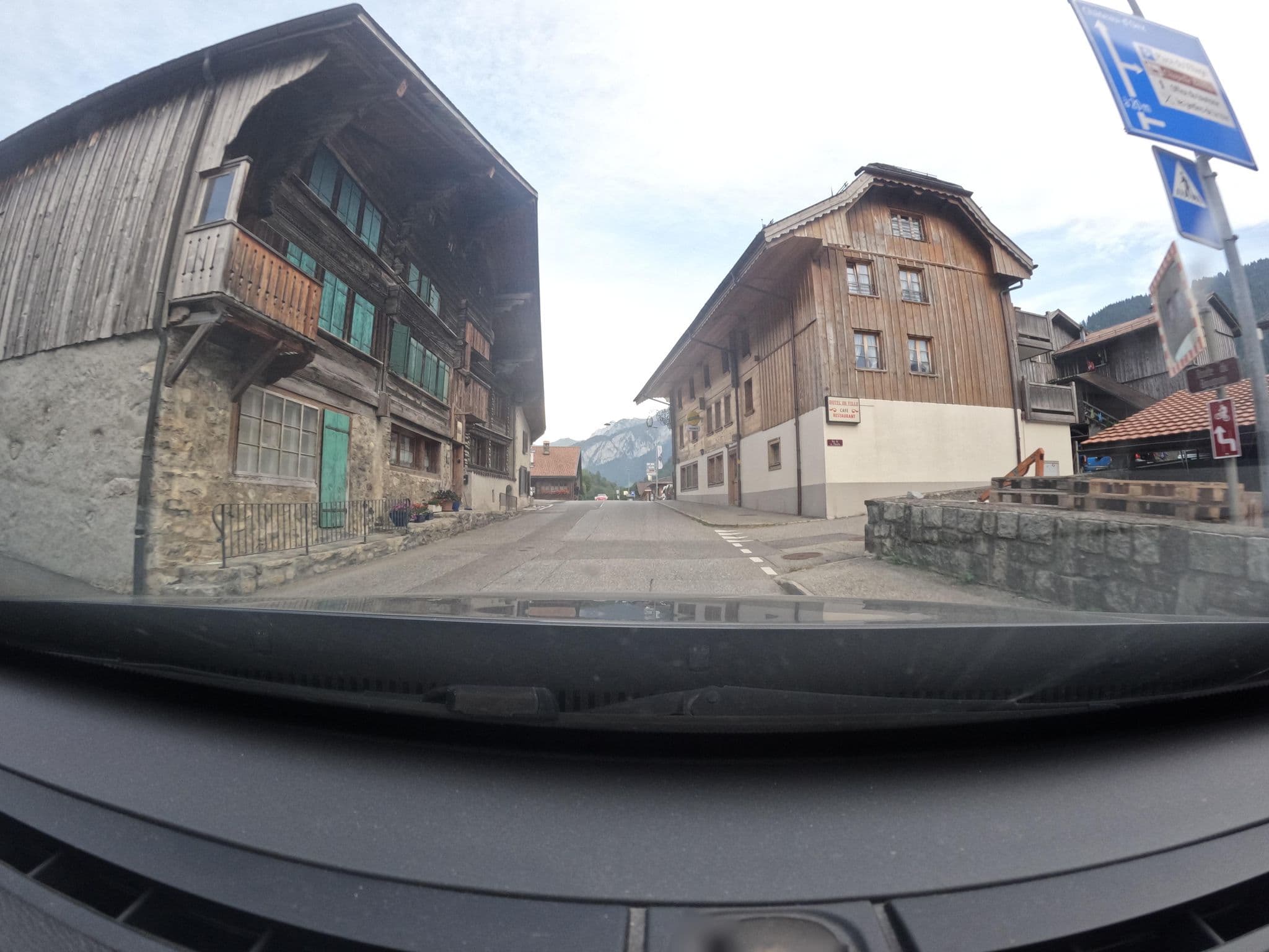 Street view near Résidence Le Tambour, Château-d'Oex — © vinisa (CC BY-SA · Mapillary)