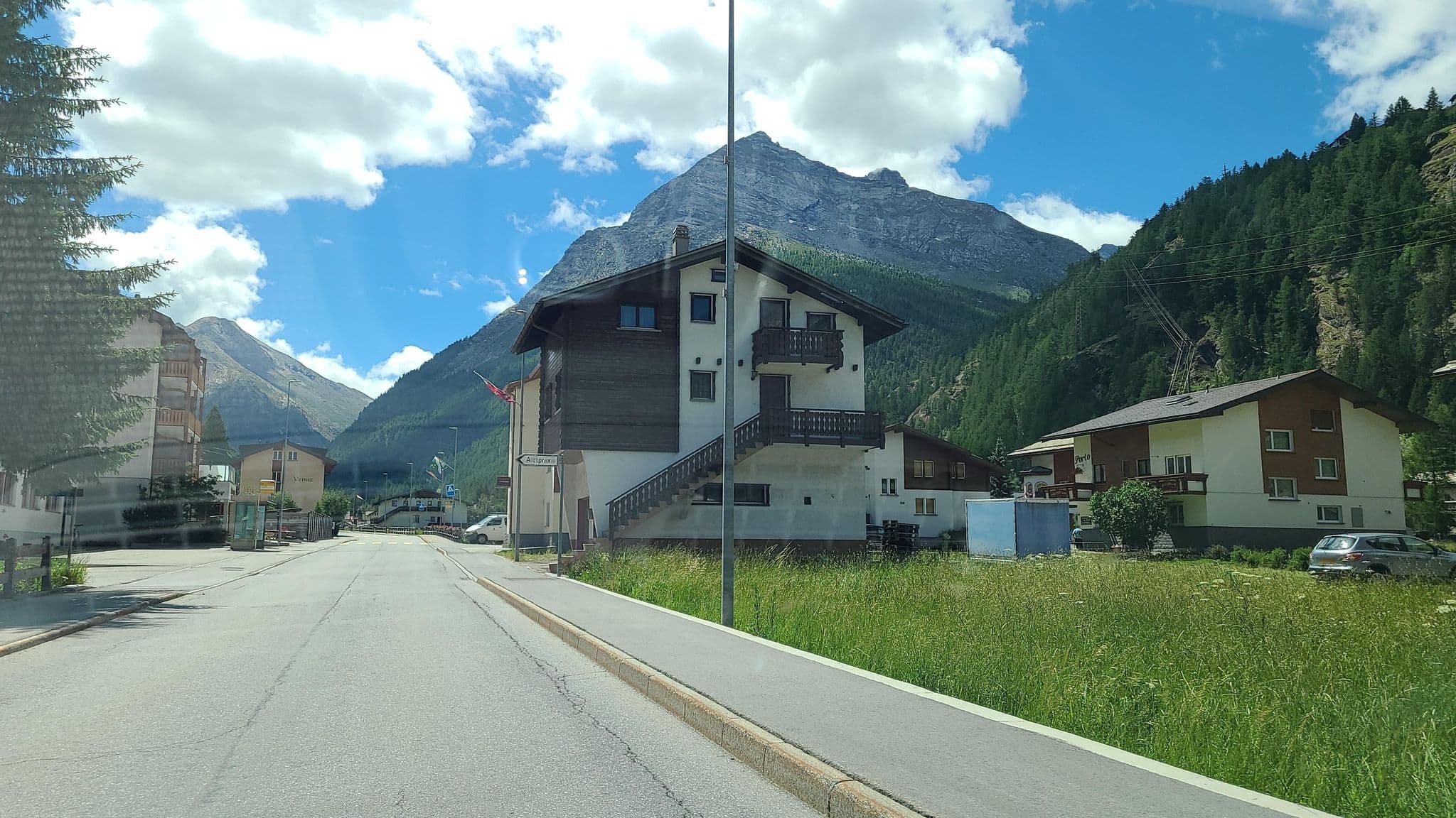 Street view near Apartments Saasunia, Saas-Grund — © chrisbeddow (CC BY-SA · Mapillary)