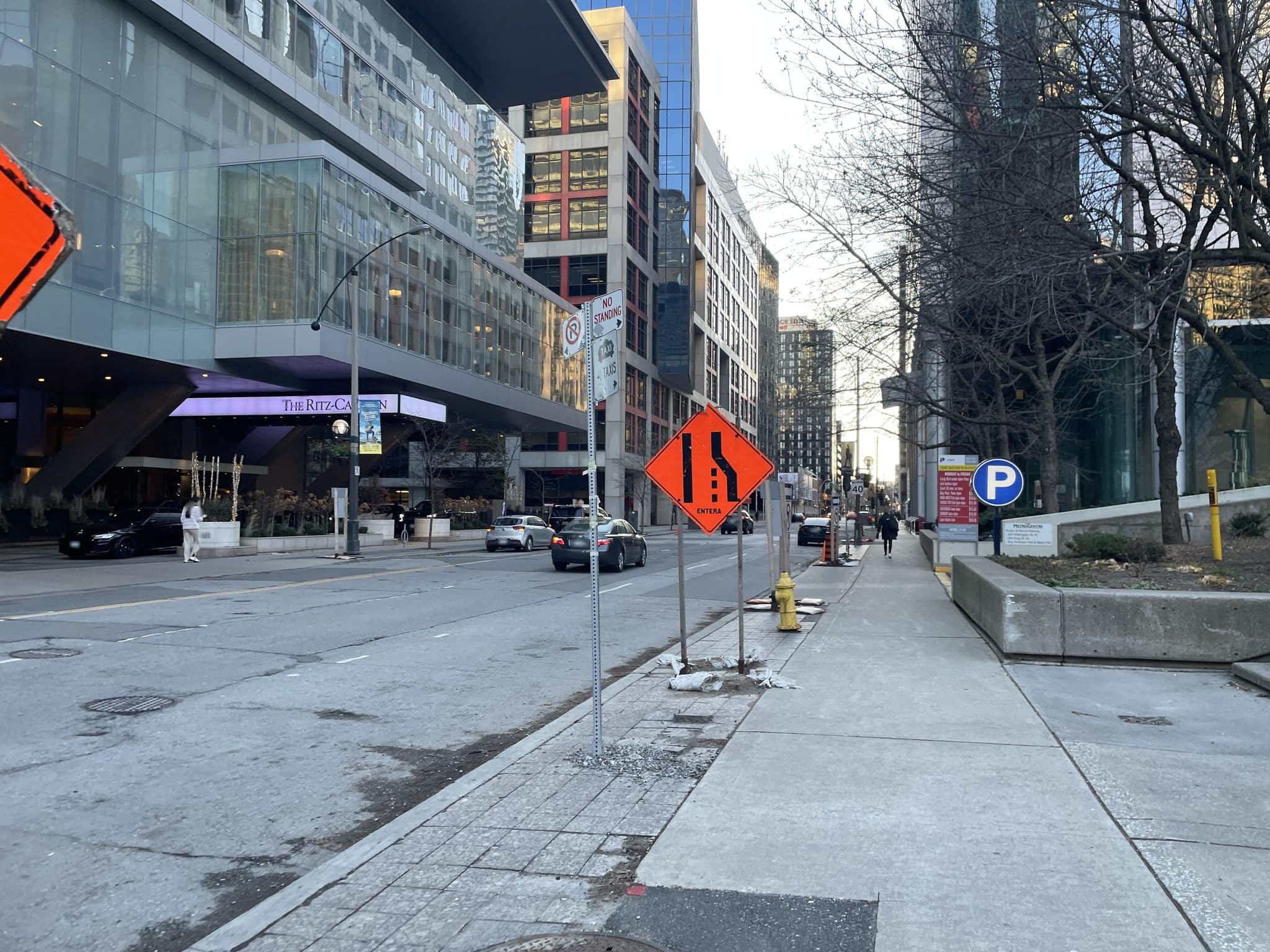 Street view near The Ritz-Carlton Hotel, Kensington-Chinatown — © isolwi (CC BY-SA · Mapillary)