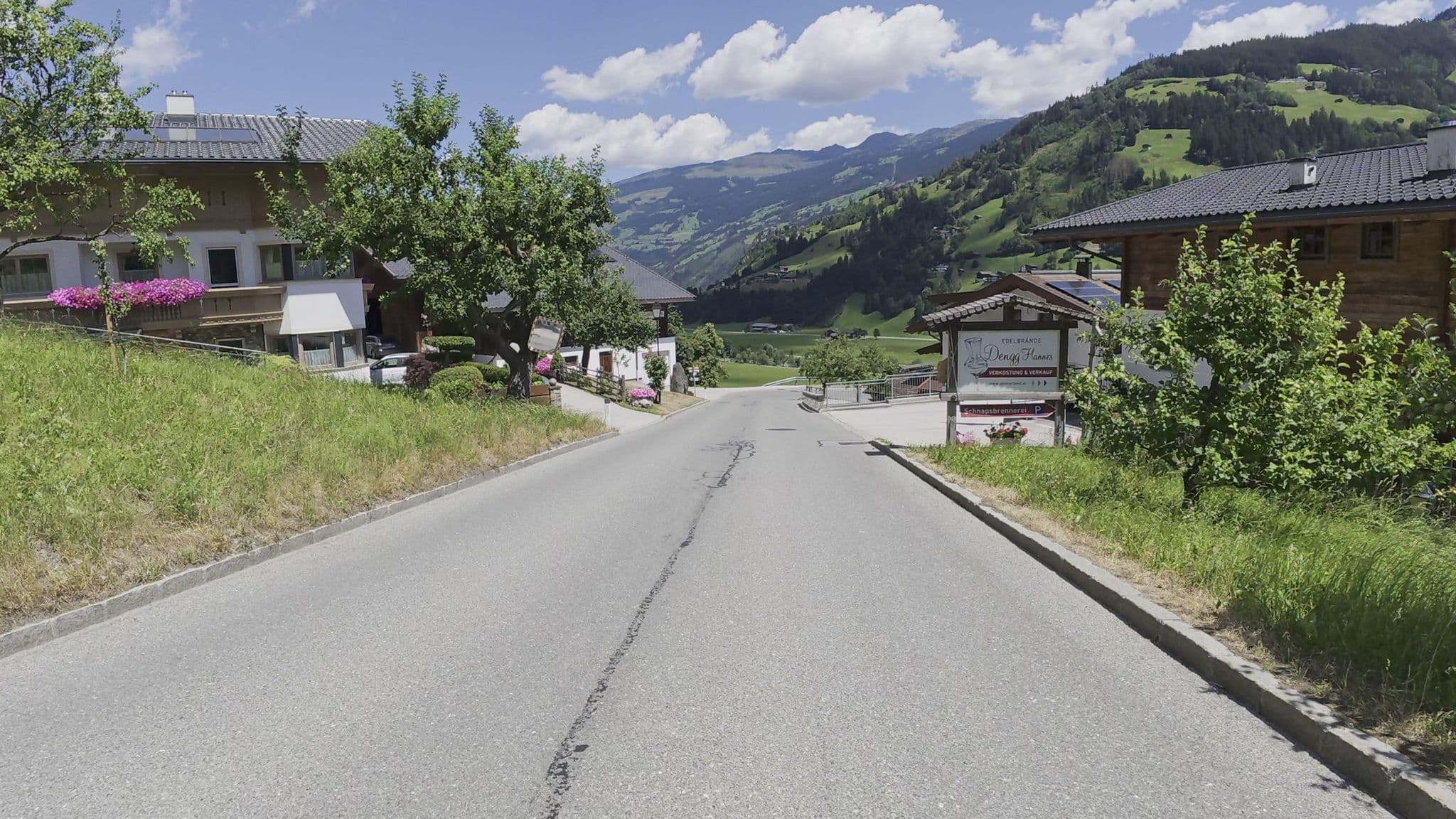 Street view near Bischofer Zimmer & Appartements, Hippach — © Guzzi_Franze (CC BY-SA · Mapillary)
