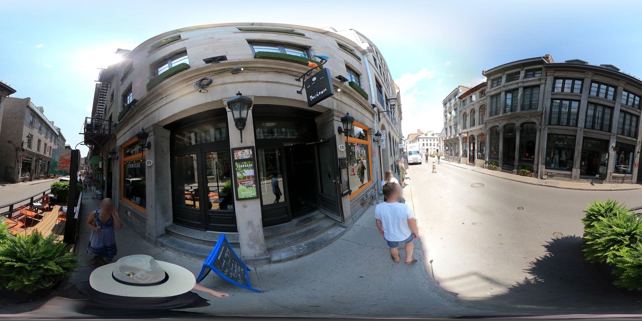 Street view near EPIK Hotel Montreal, Vieux-Montréal — © une_abeille (CC BY-SA · Mapillary)