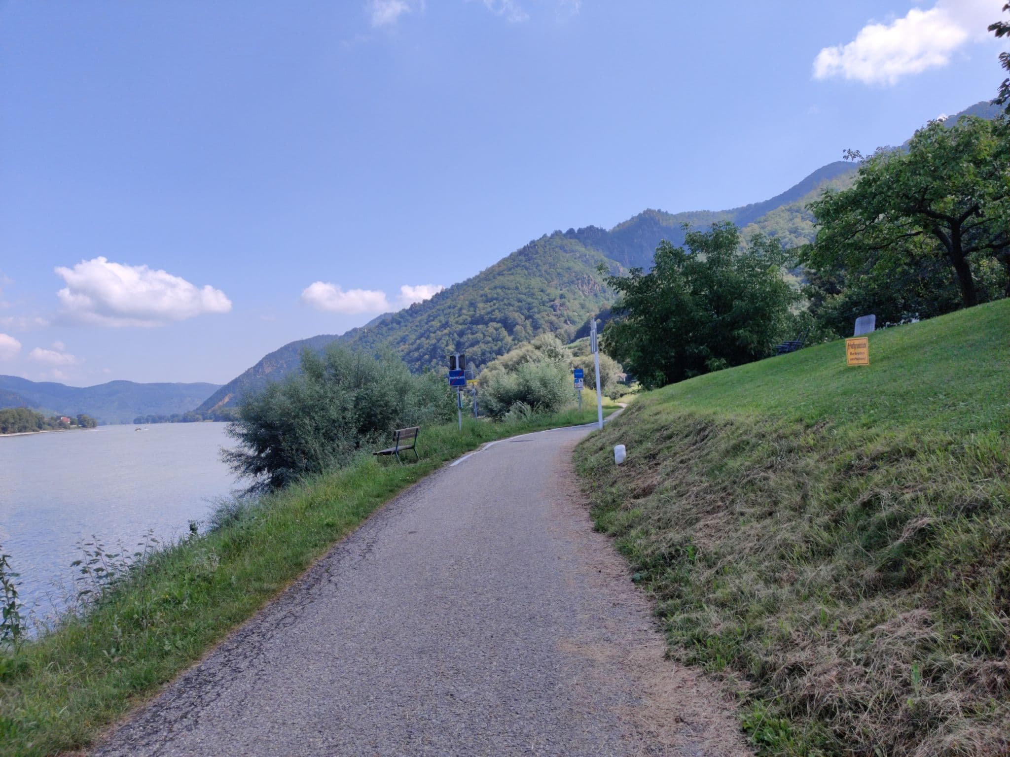 Street view near anna' landhaus, Spitz — © aceini (CC BY-SA · Mapillary)