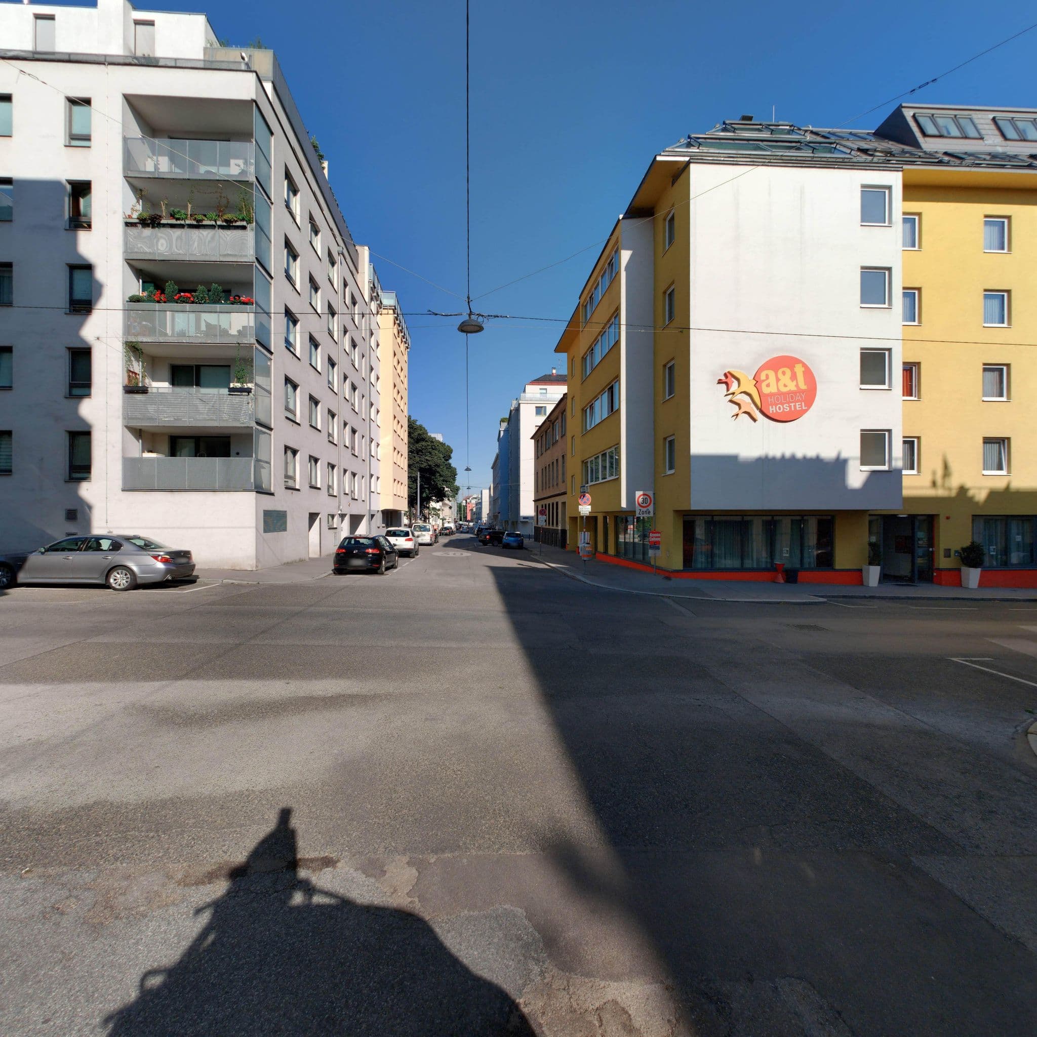 Street view near Rezwan GmbH, Favoriten — © eliasgander (CC BY-SA · Mapillary)
