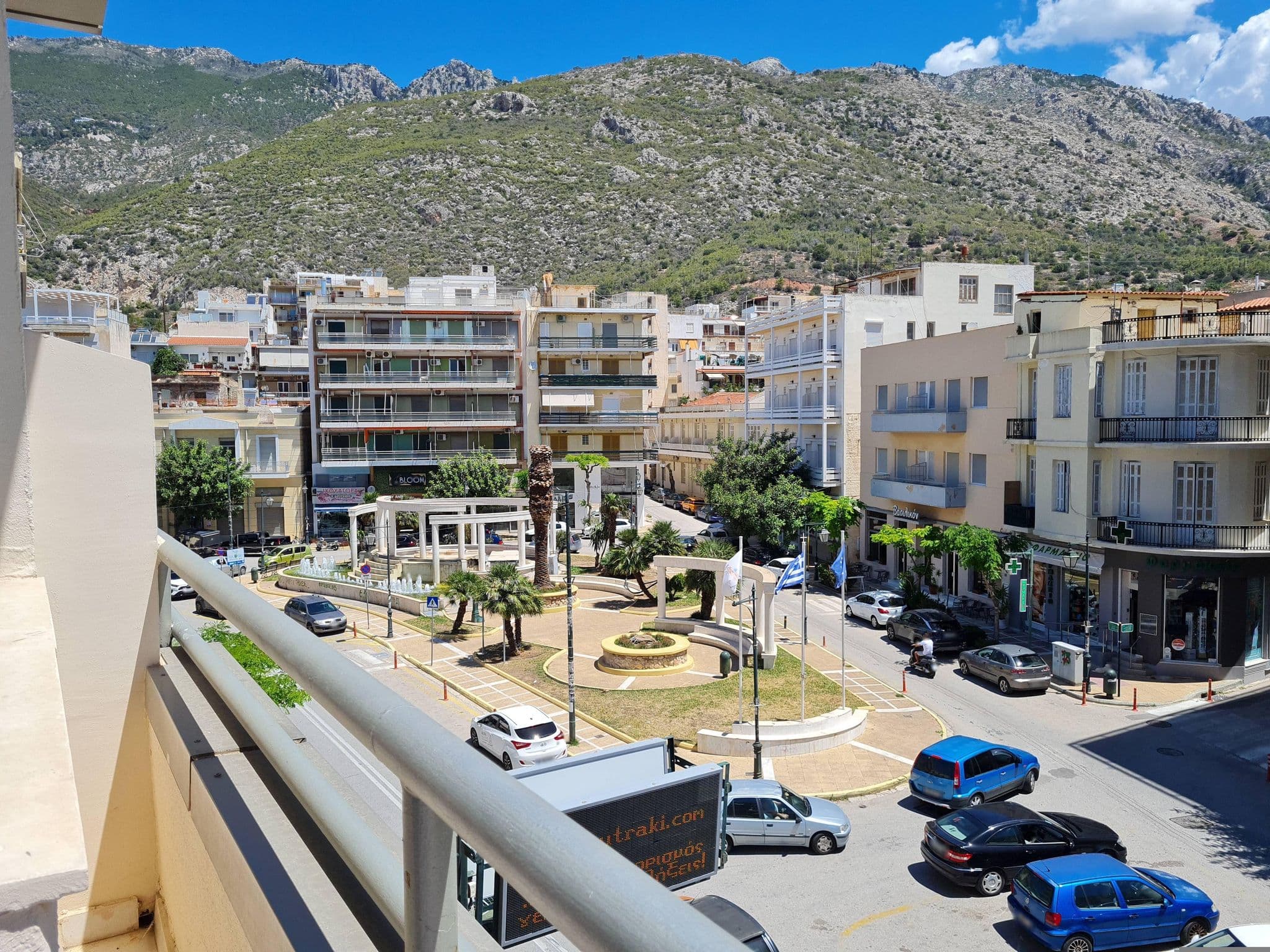 Street view near Kosmopolit Hotel, Loutráki — © iav (CC BY-SA · Mapillary)