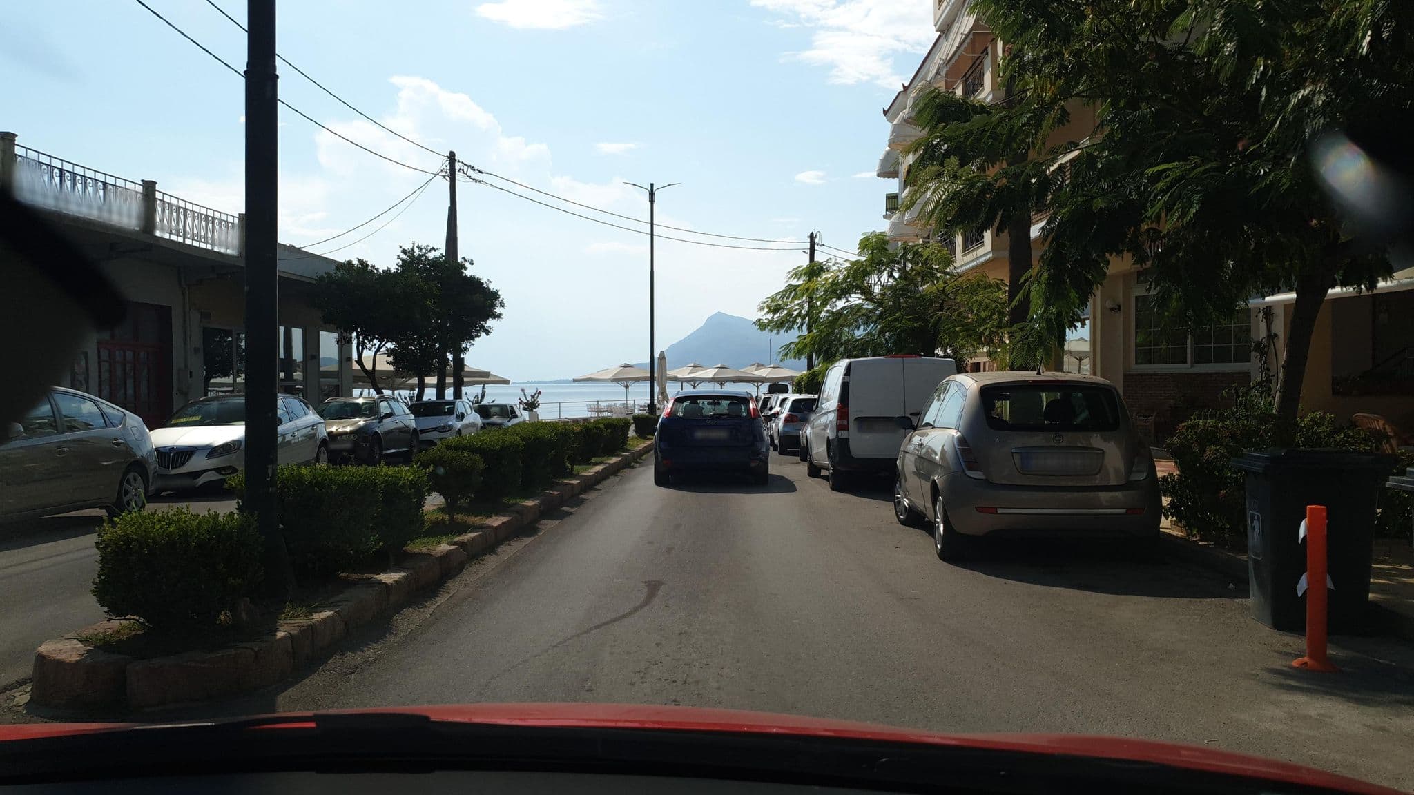 Street view near Kiapekou Hotel, Loutrá Aidhipsoú — © yannakis (CC BY-SA · Mapillary)