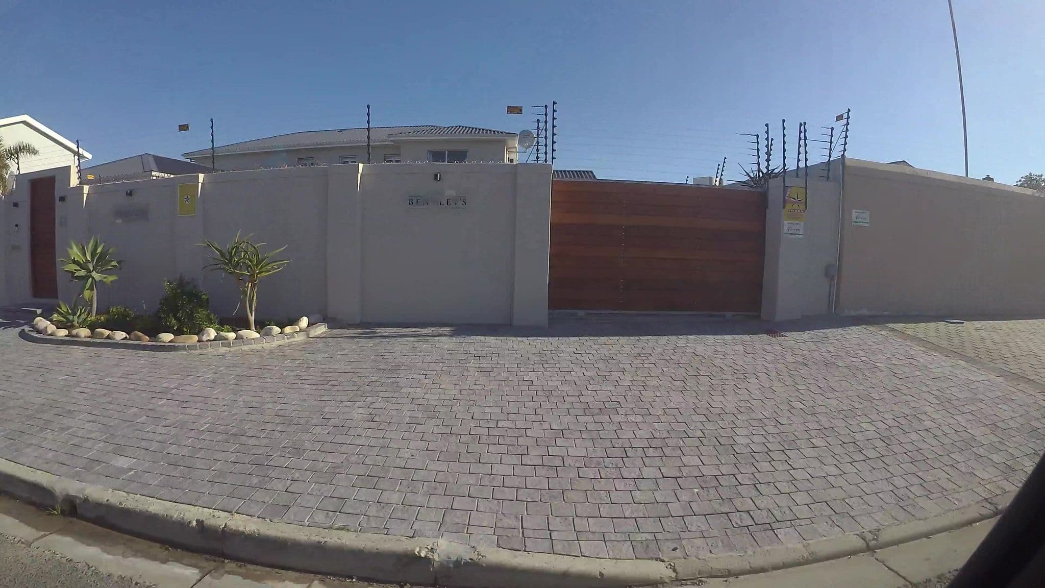 Street view near Bentley’s Guesthouse, Sunset Beach — © kaart_3 (CC BY-SA · Mapillary)