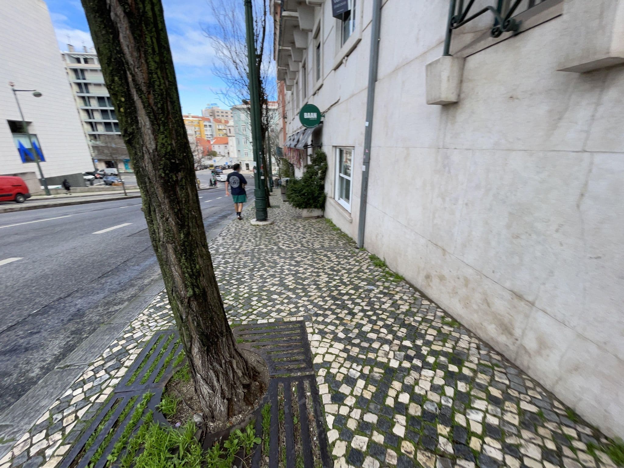 Street view near Royal Park Lisbon GuestHouse, São Sebastião da Pedreira — © gness (CC BY-SA · Mapillary)
