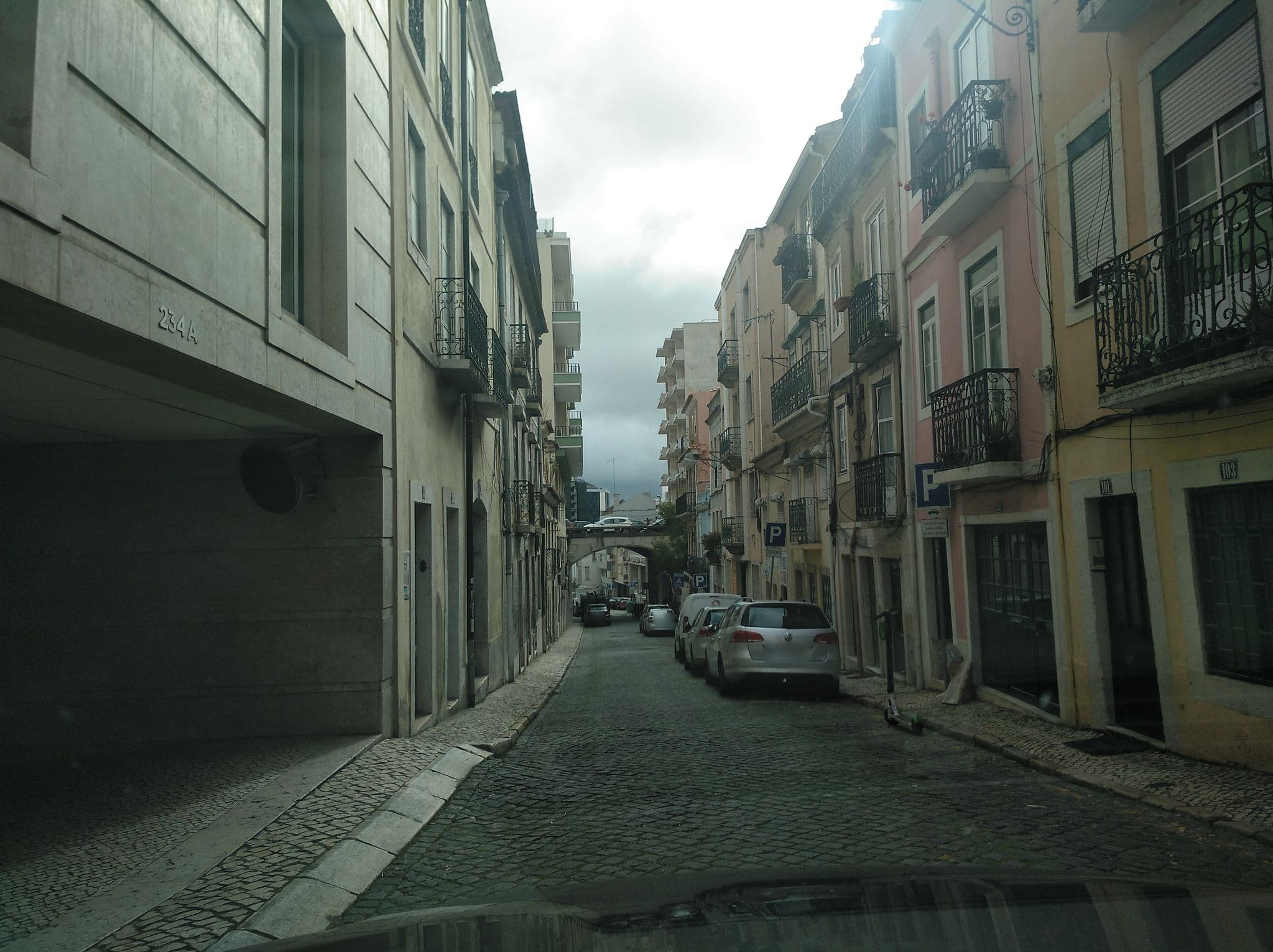 Street view near Gambozinos Guesthouse, São Sebastião da Pedreira — © filohipo (CC BY-SA · Mapillary)