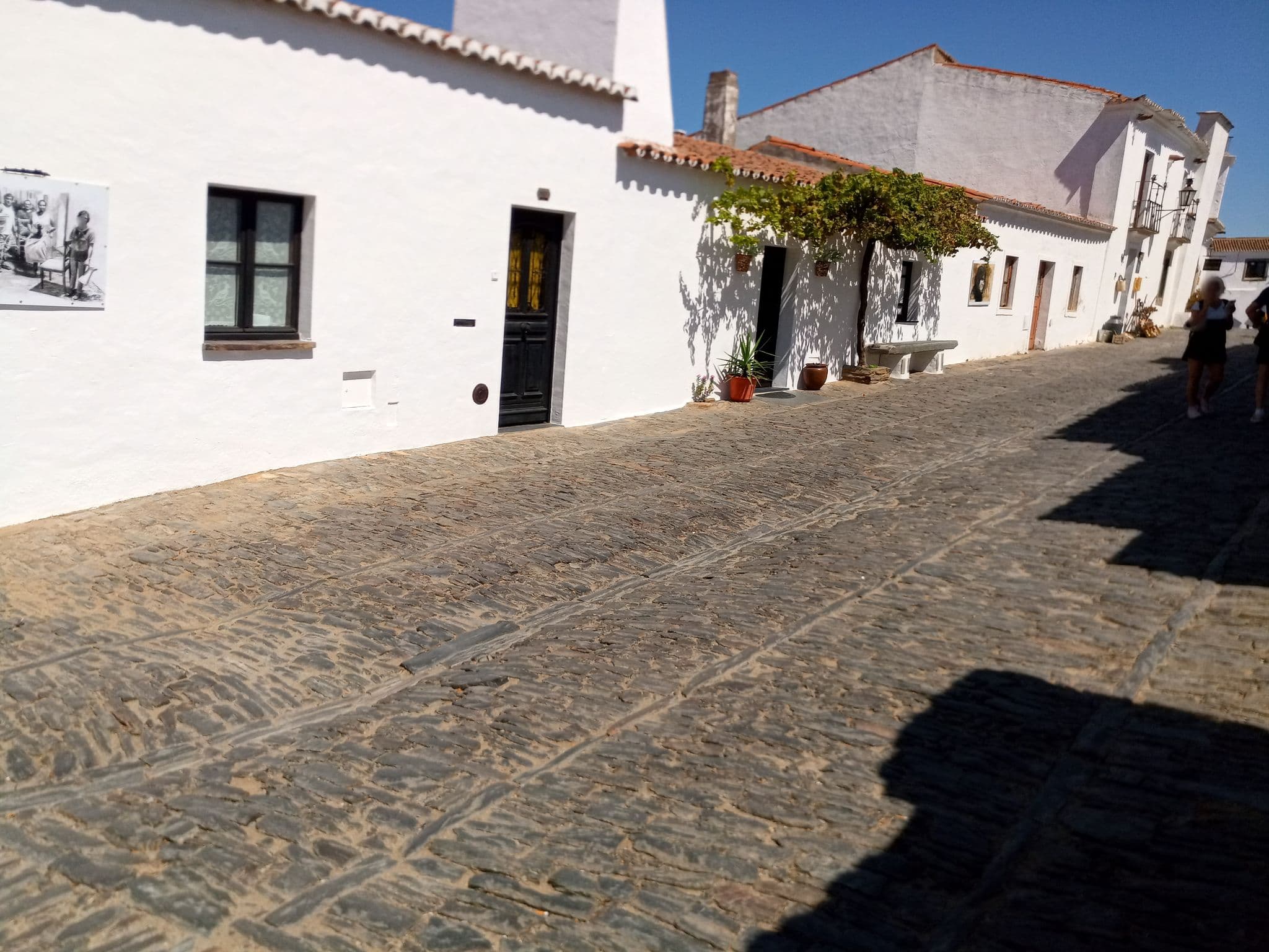 Street view near Dom Nuno - Turismo de Habitacao, Reguengos de Monsaraz — © cartixa (CC BY-SA · Mapillary)