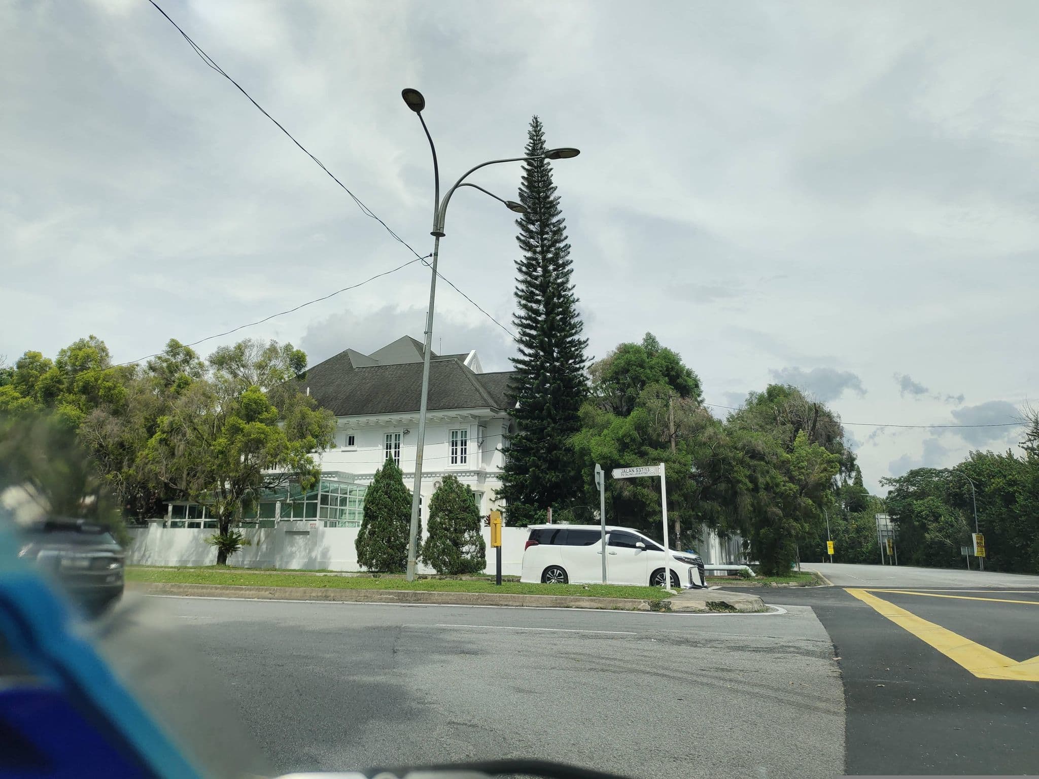 Street view near Malaysia Airlines Academy Hotel, Glenmarie Estate — © zh9567 (CC BY-SA · Mapillary)