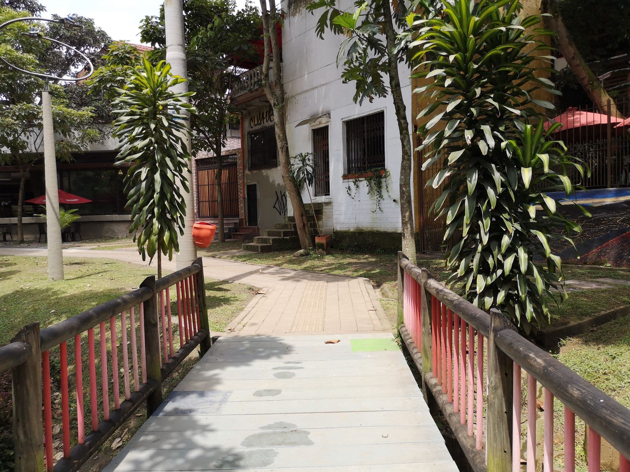 Street view near Rango Boutique Hostel, Medellín