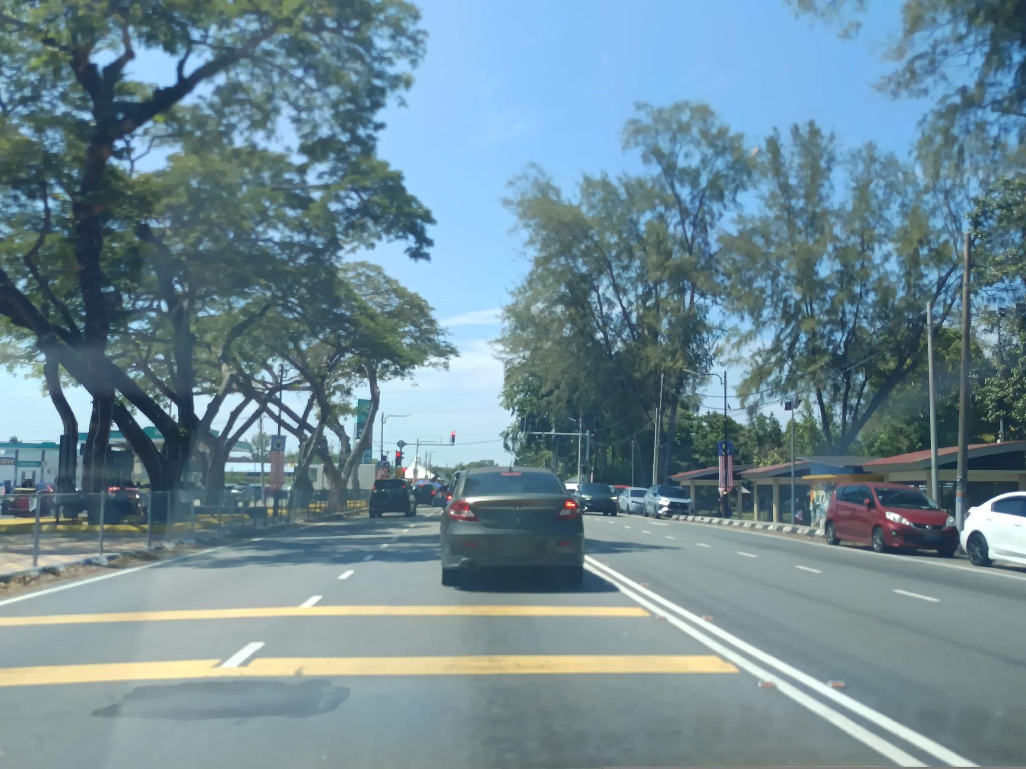 Street view near Free WiFi @ Pantai Saujana {v}, Kampung Sirusa — © YikQin (CC BY-SA · Mapillary)