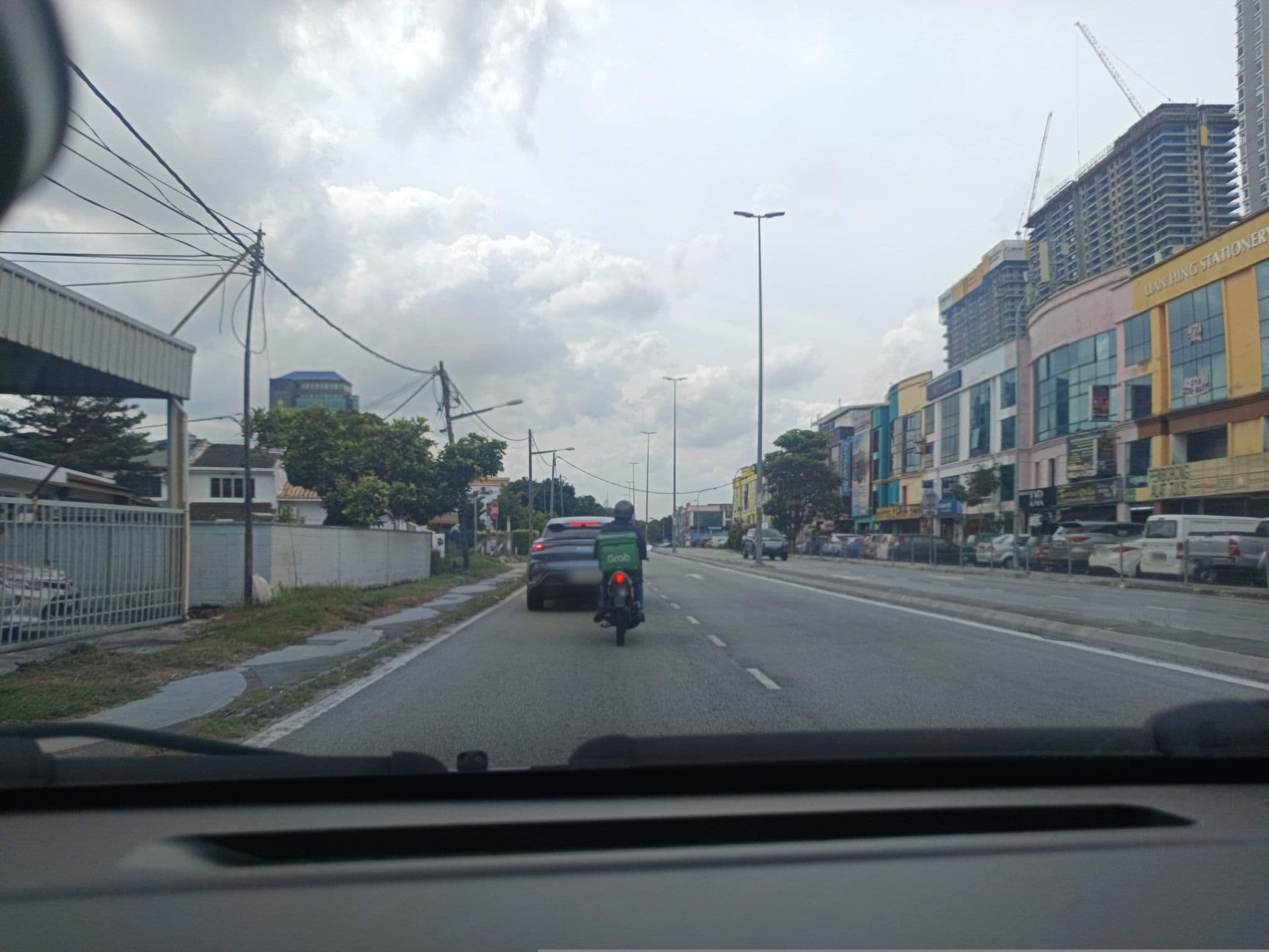 Street view near Winest Hotel, Seri Kembangan — © YikQin (CC BY-SA · Mapillary)