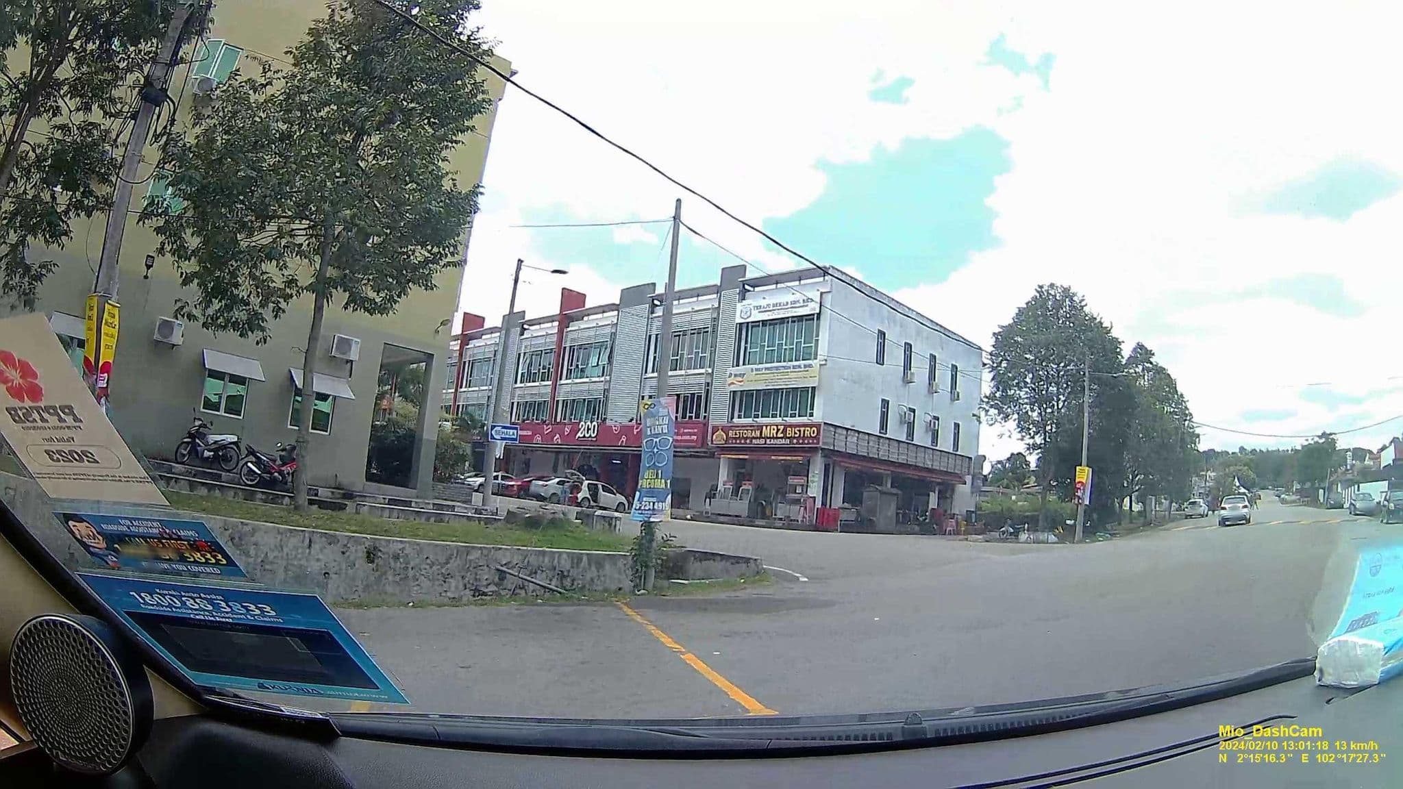 Street view near Riaz Hotel, Kampung Ayer Keroh — © hcyen (CC BY-SA · Mapillary)