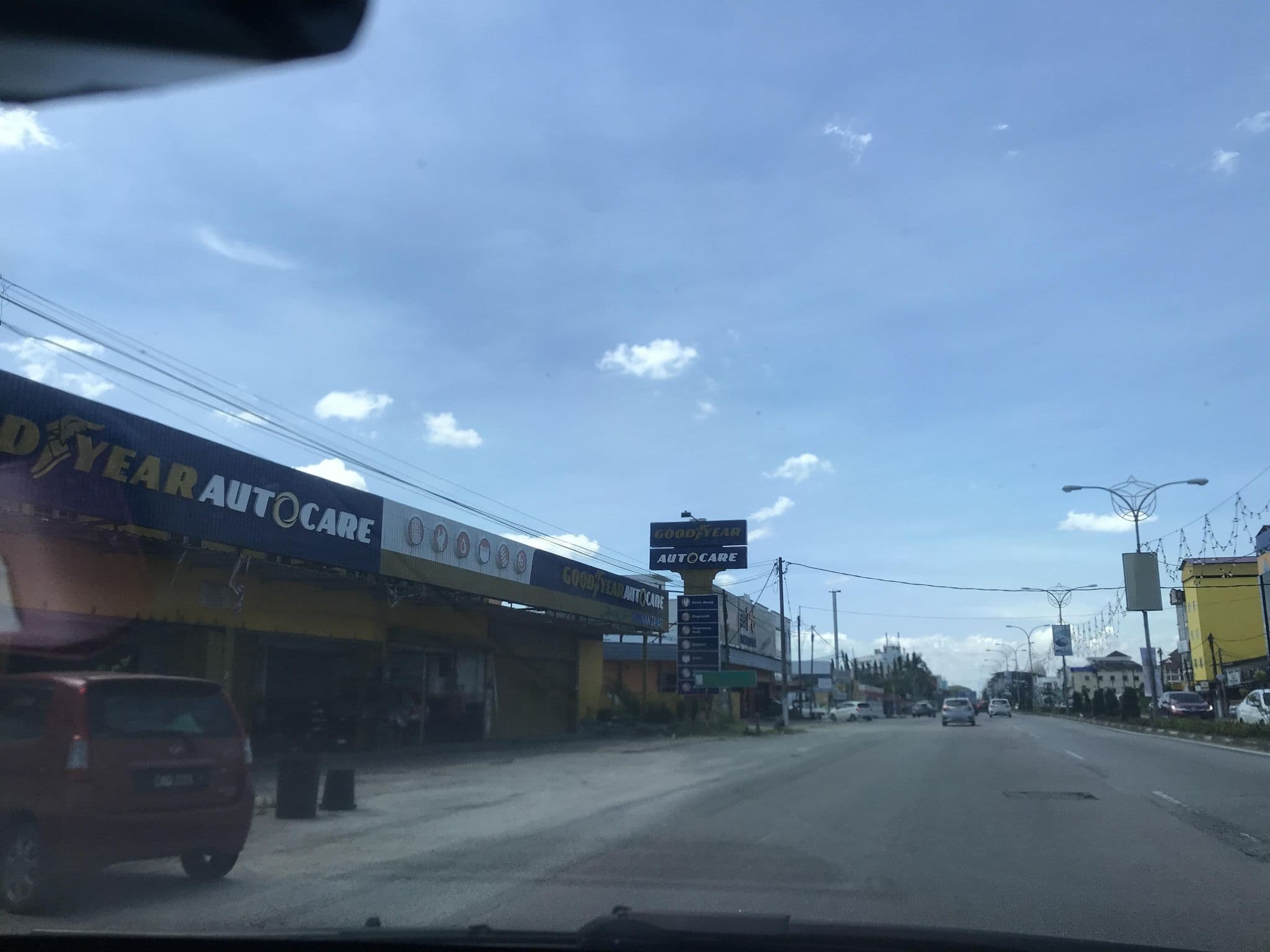 Street view near Budget Hotel Gaya Warisan, Kampung Wakaf Sku — © Jeddy (CC BY-SA · Mapillary)