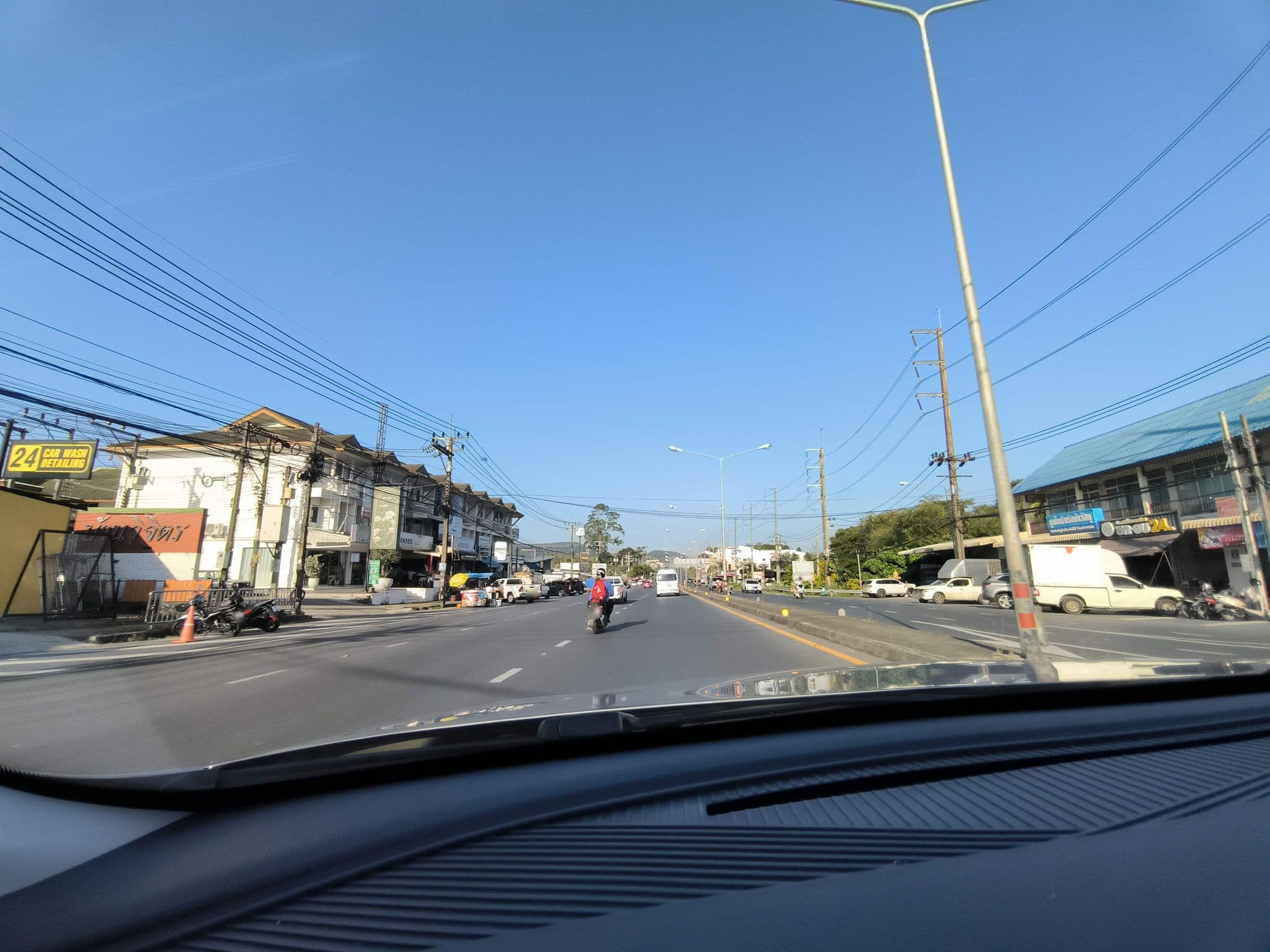 Street view near Arinara Beach Resort Phuket, Ban Ko Kaeo — © GregoryM108 (CC BY-SA · Mapillary)