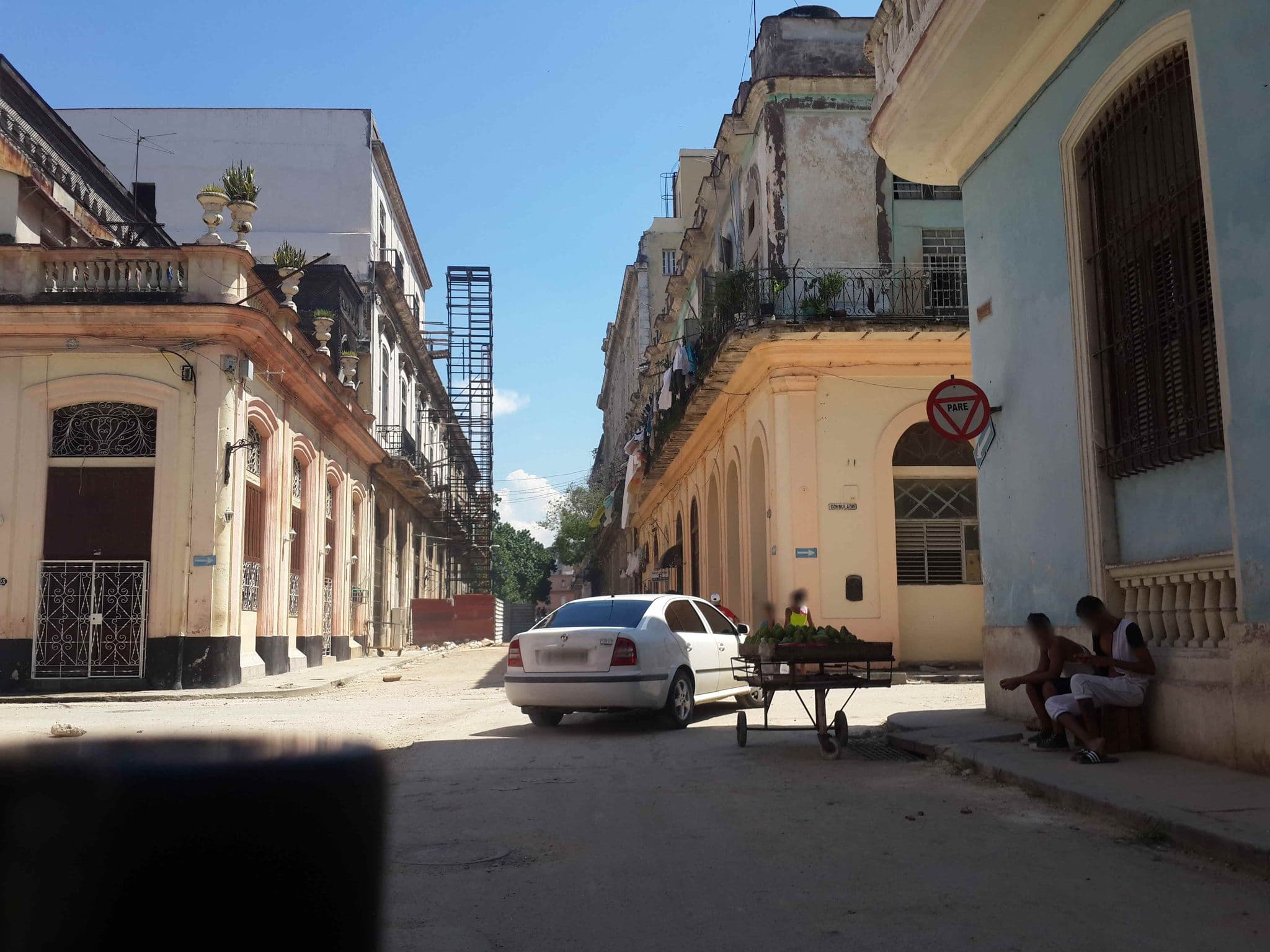Street view near La Esquina de Animas, Centro Habana