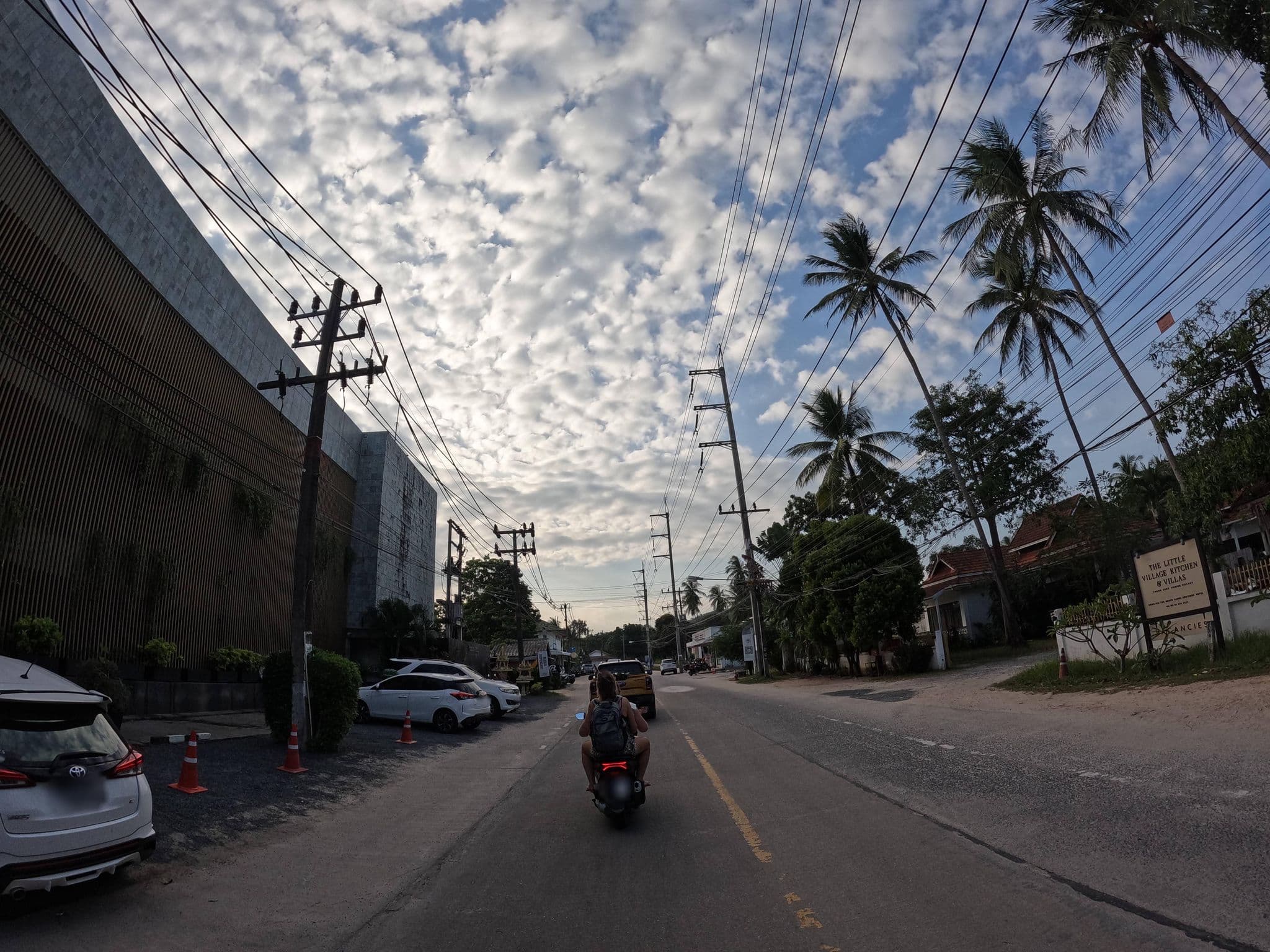 Street view near บ้านสวนหิมพานต์นนท์ | Baan Him-ma-pa-non, Ko Samui — © lucomsky (CC BY-SA · Mapillary)
