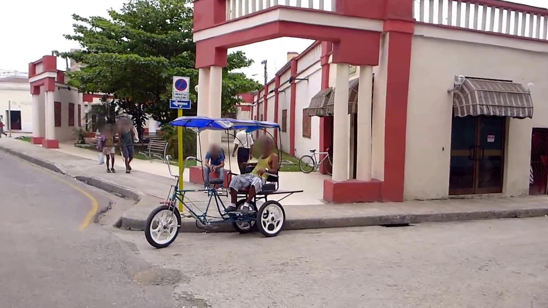 Street view near Casa Rosicler Ribes, Camagüey