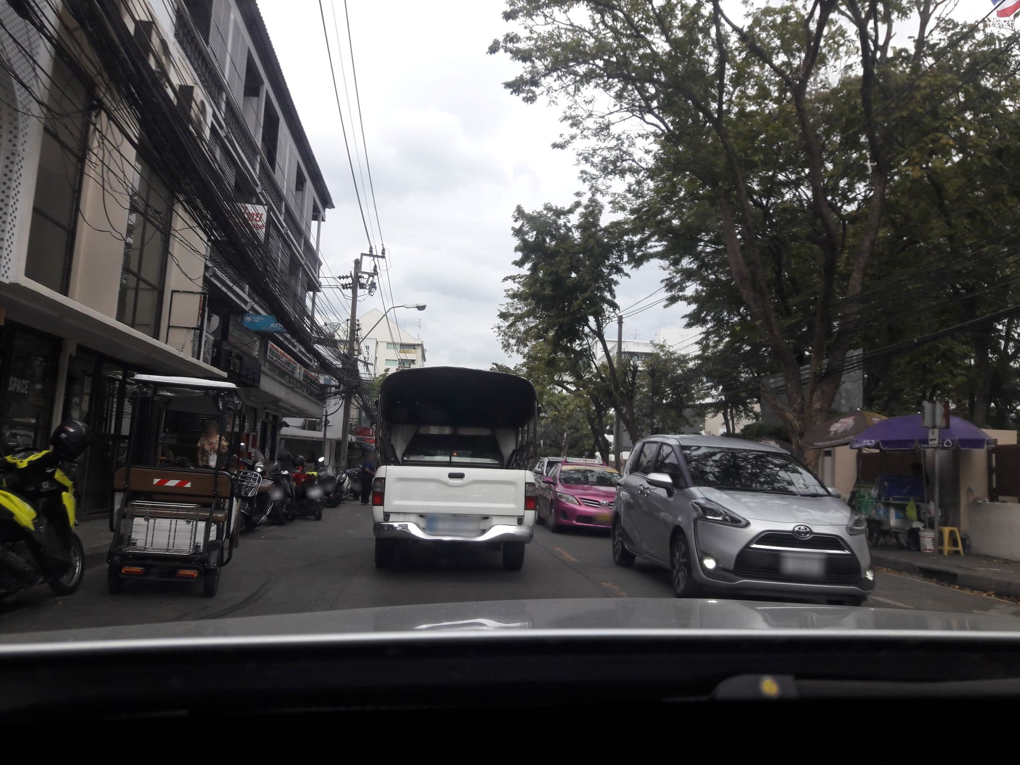 Street view near มะฮอกกะนี ฮิลล์, Phaya Thai — © cchingch (CC BY-SA · Mapillary)