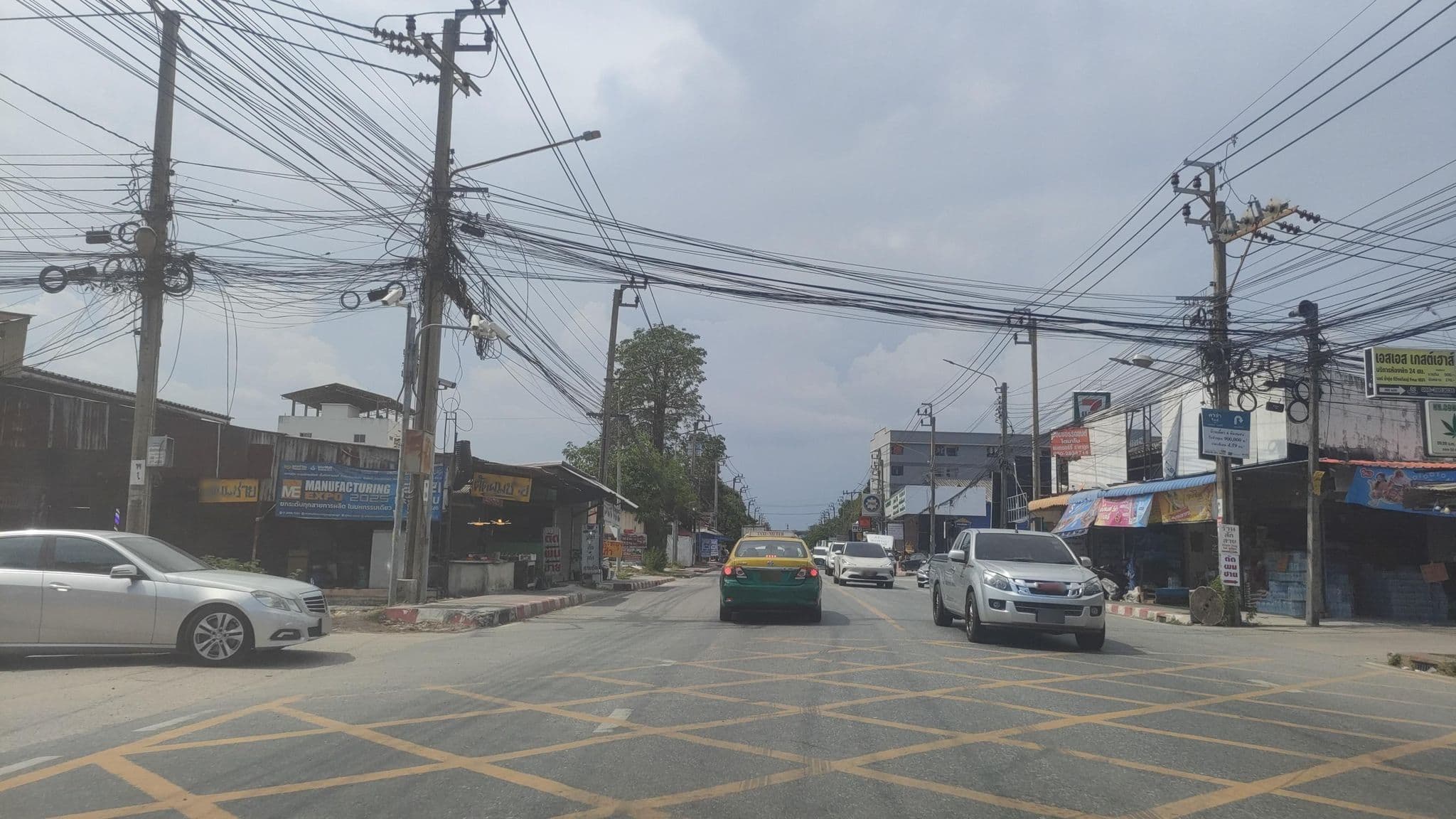 Street view near Palace Bangplee Resort, Muban Thep Thani — © koki2529 (CC BY-SA · Mapillary)