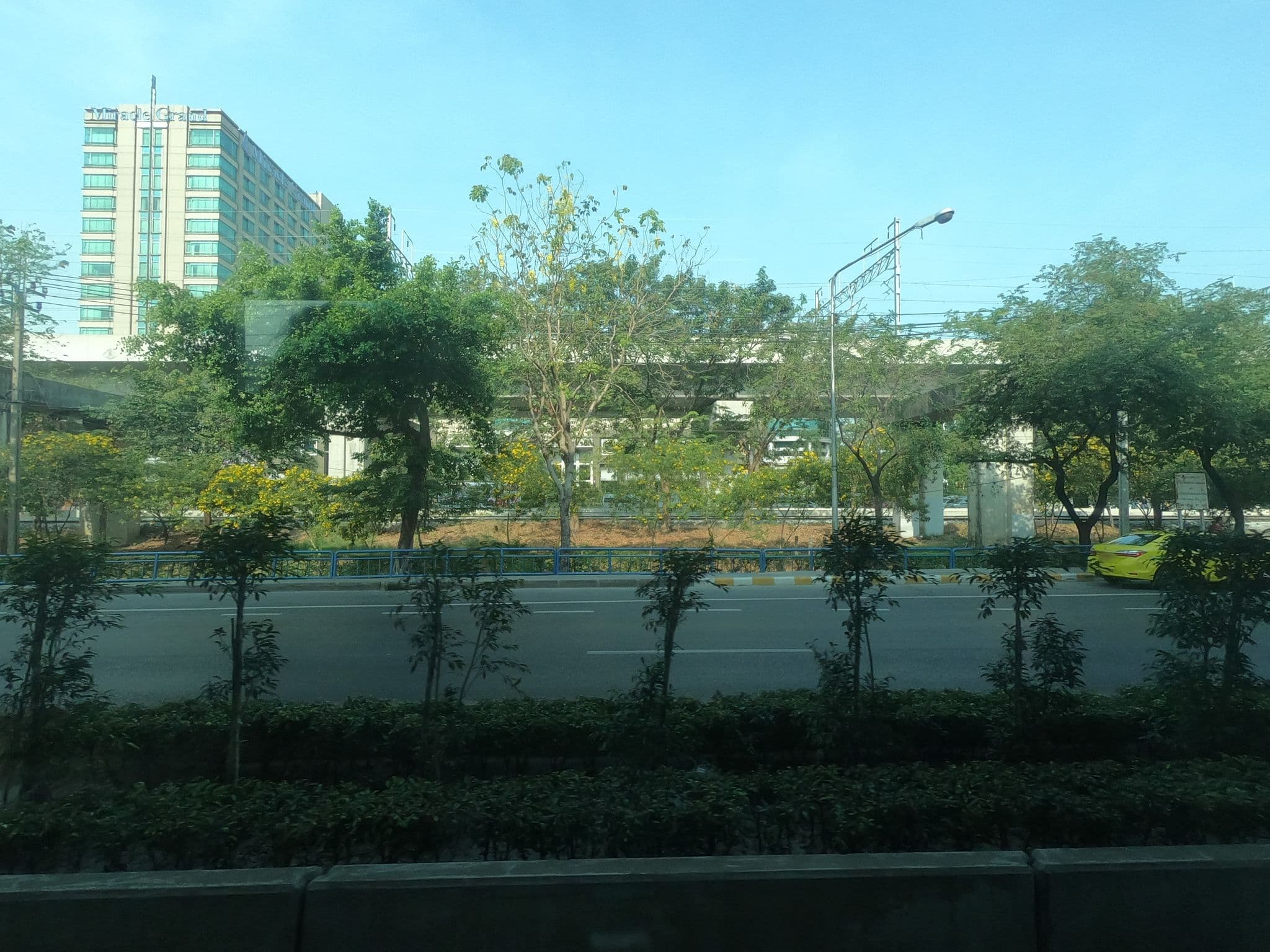 Street view near ห้องจูปิเตอร์ 3 โรงแรมมิราเคิล แกรนด์, Lak Si — © ozflor (CC BY-SA · Mapillary)