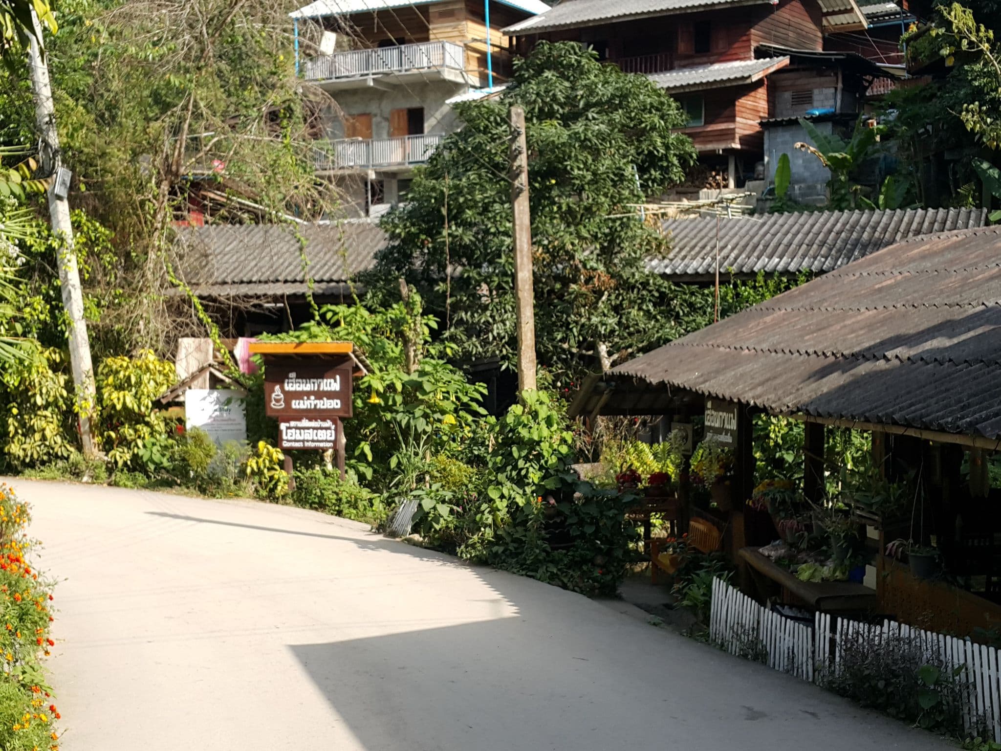 Street view near บ้านแม่อัมพร (Home Stay), San Kamphaeng — © jrcarlsen (CC BY-SA · Mapillary)