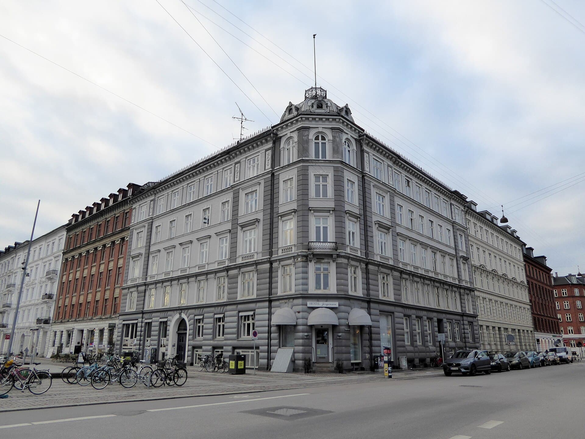 Hotel Jørgensen (via Wikimedia Commons, CC BY-SA 4.0)