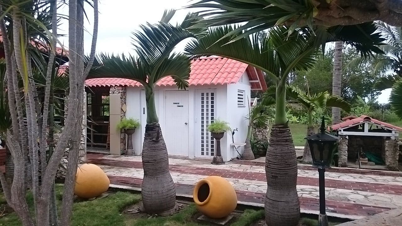 Street view near Villa Brisas R.S., Guanabo