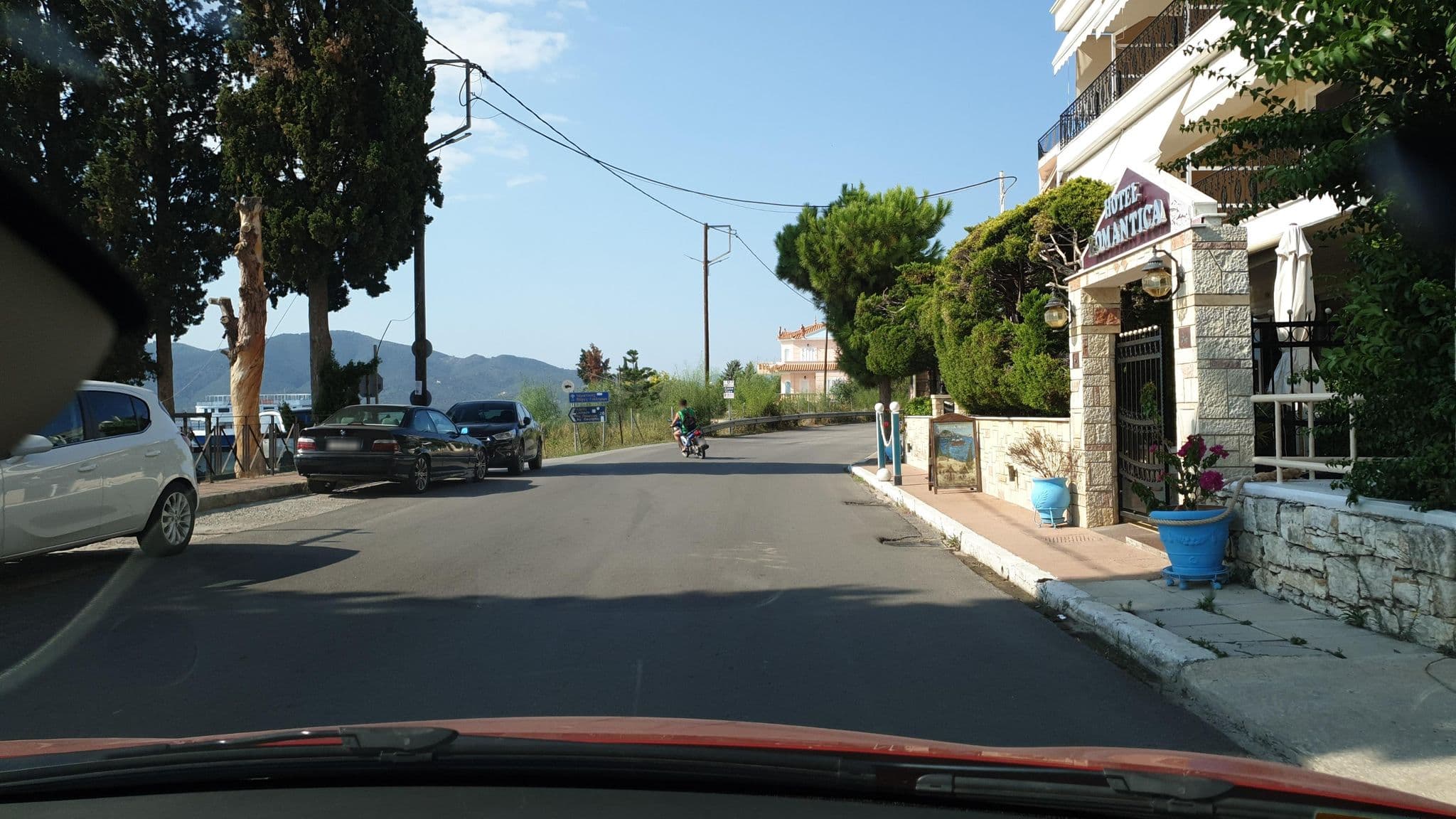 Street view near Romantica Hotel, Loutrá Aidhipsoú — © yannakis (CC BY-SA · Mapillary)