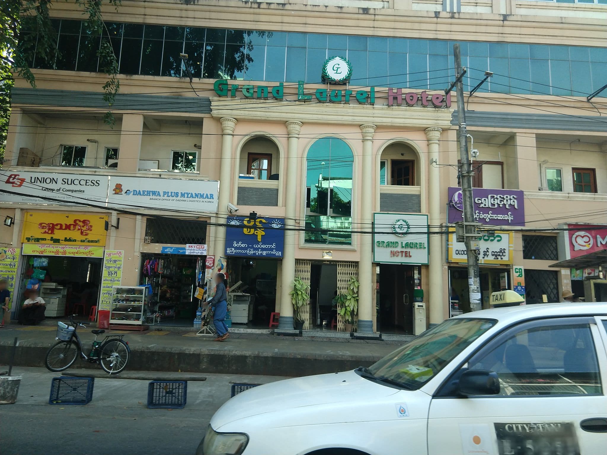 Street view near Grand Laurel Hotel, Botataung — © danbjoseph (CC BY-SA · Mapillary)